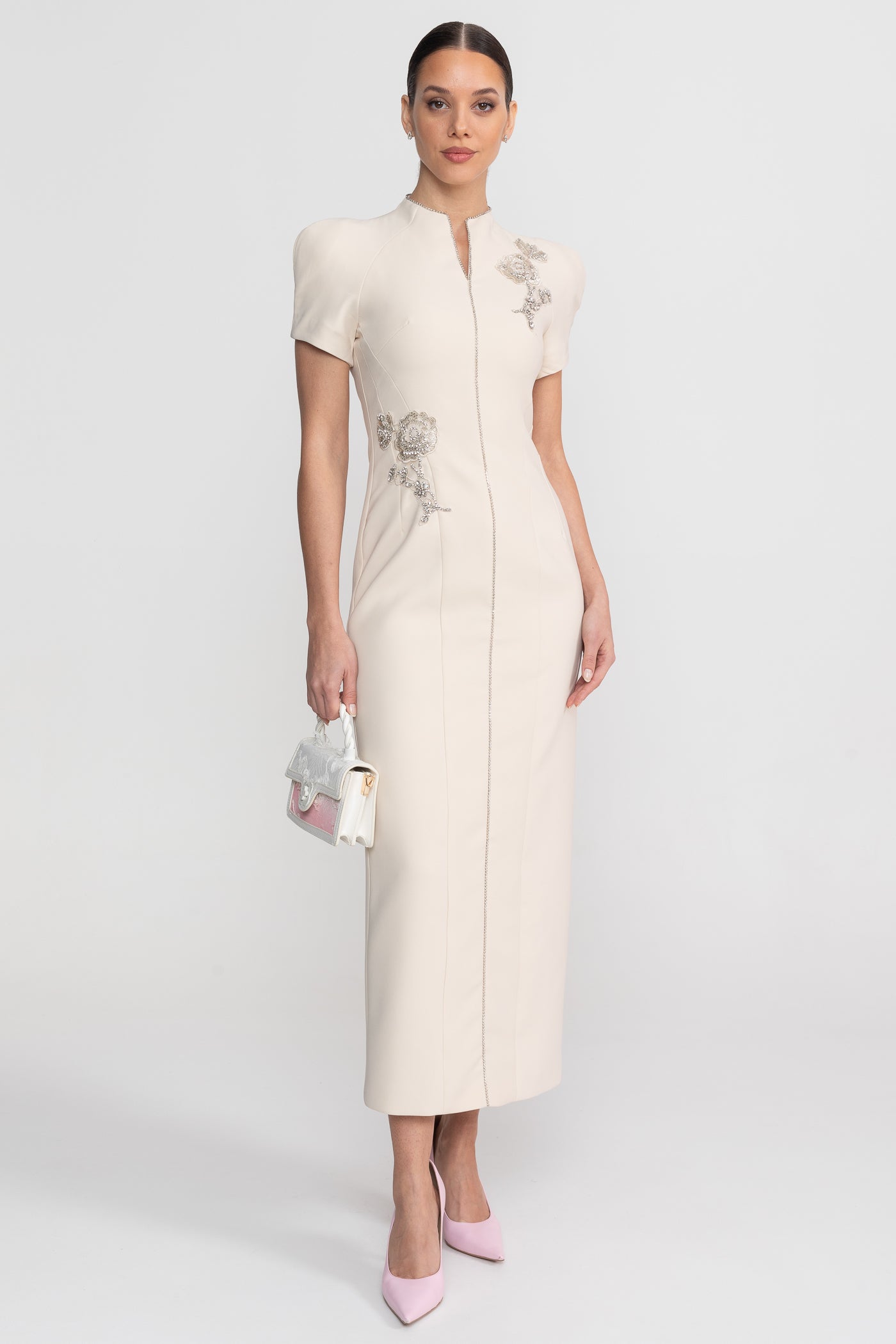 Midi-Kleid mit kurzen Ärmeln, hohem Schlitz am Ausschnitt und funkelnden Verzierungen - Ivoire 