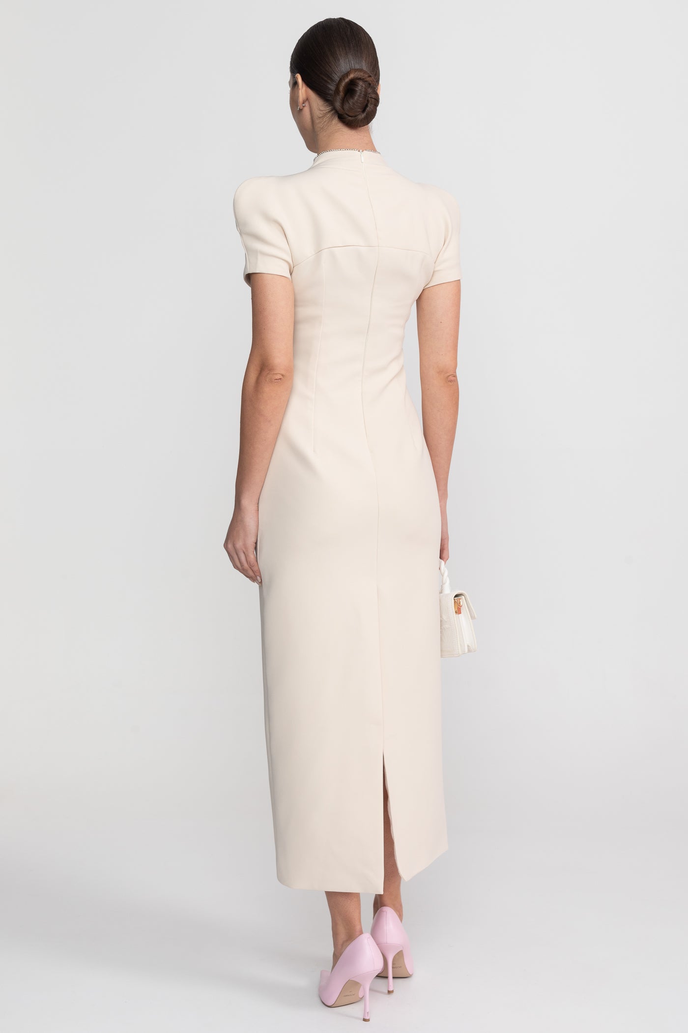 Midi-Kleid mit kurzen Ärmeln, hohem Schlitz am Ausschnitt und funkelnden Verzierungen - Ivoire 