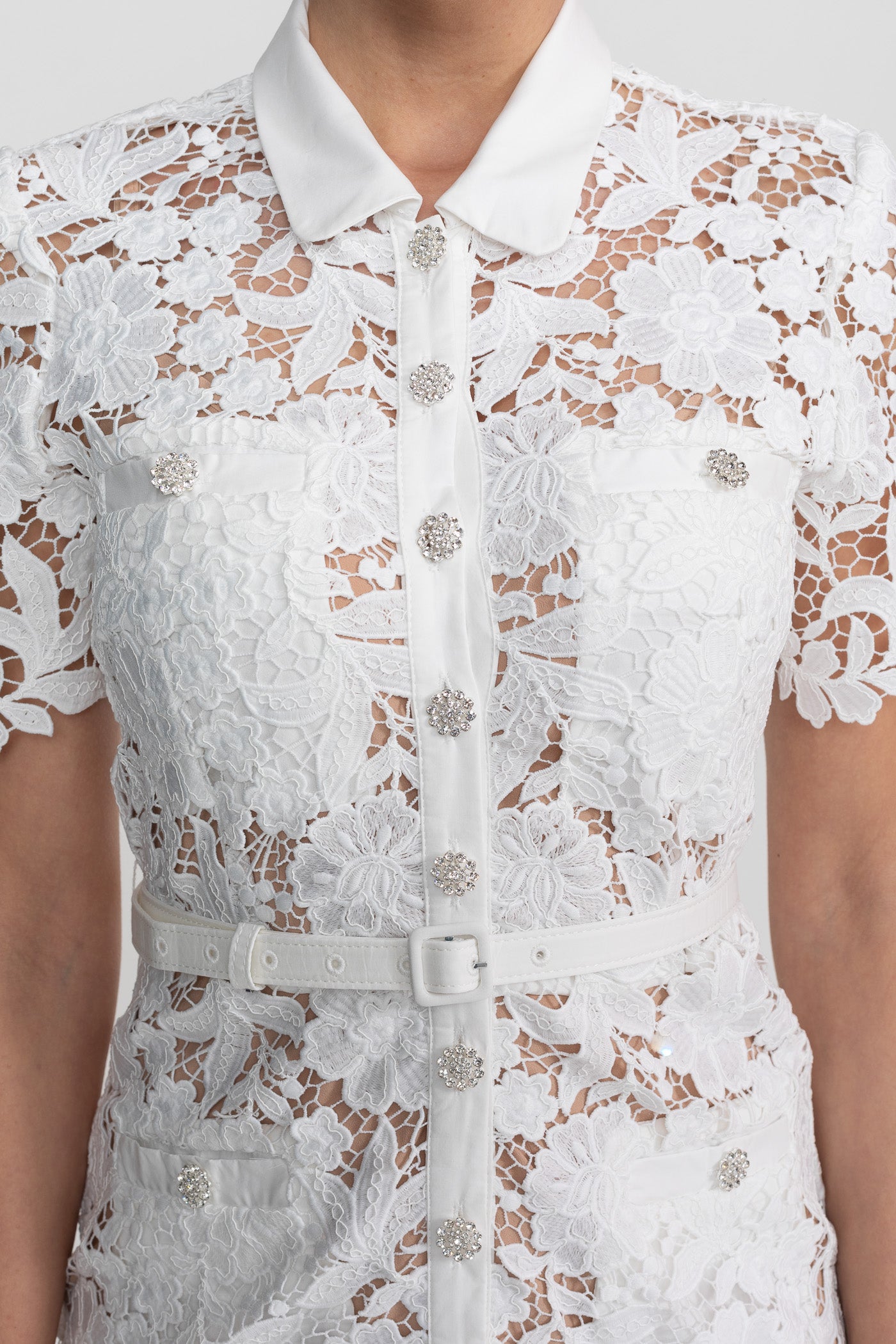 Spitzen-Midikleid mit kurzen Ärmeln, Kragen und tailliertem Gürtel - Weiß 