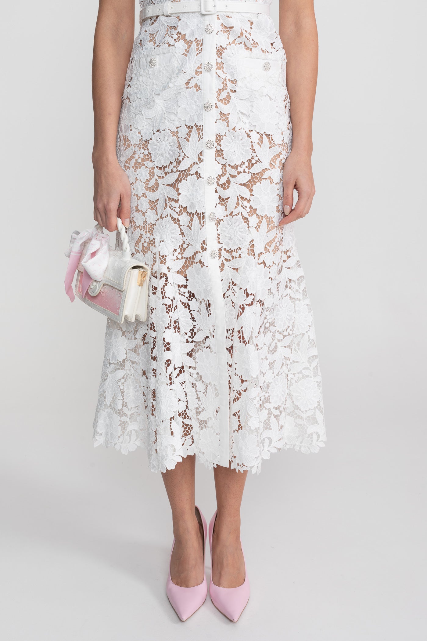 Spitzen-Midikleid mit kurzen Ärmeln, Kragen und tailliertem Gürtel - Weiß 
