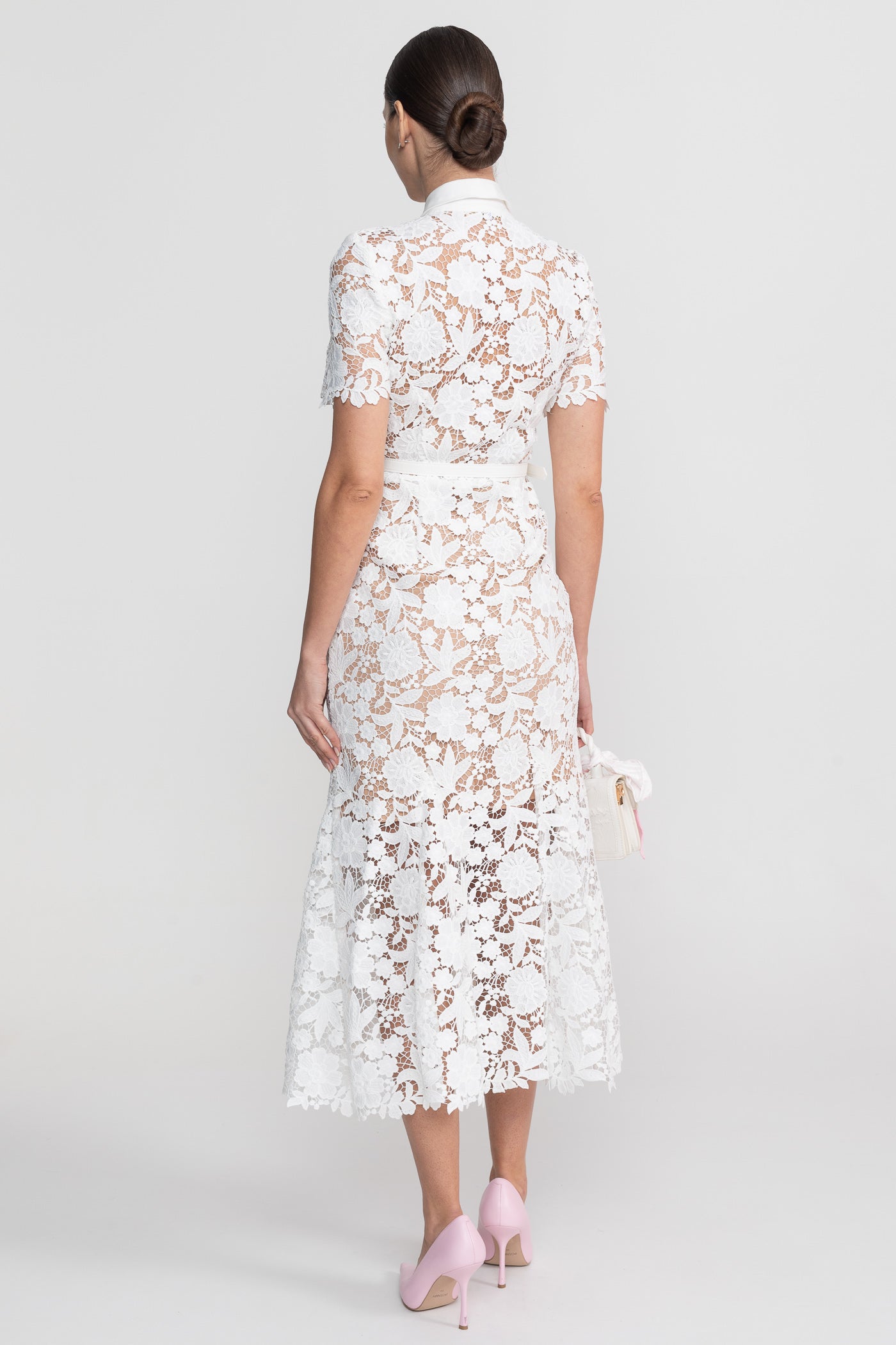 Spitzen-Midikleid mit kurzen Ärmeln, Kragen und tailliertem Gürtel - Weiß 
