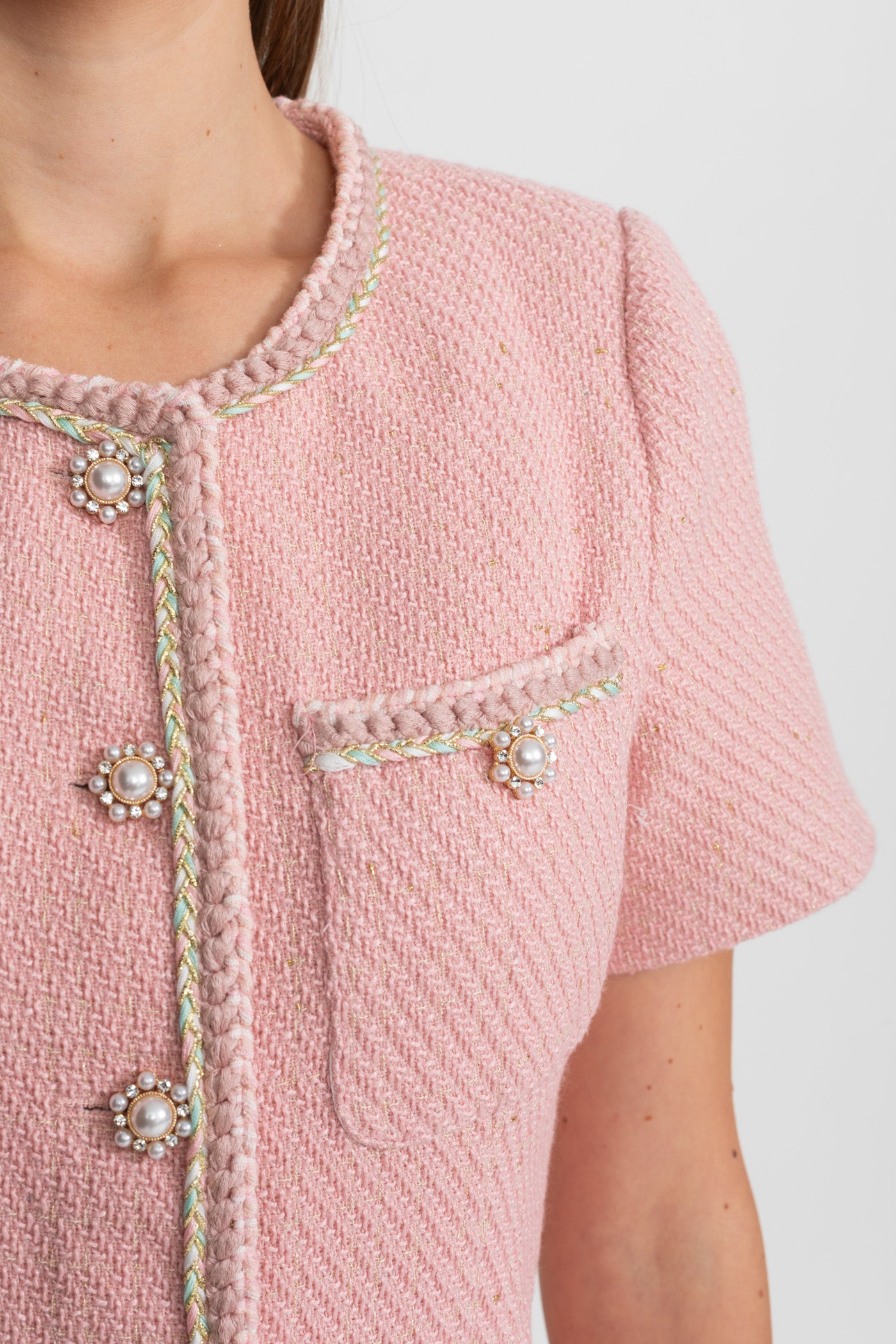 Kurzärmeliges Tweed-Minikleid mit Perlenknöpfen – Blassrosa 
