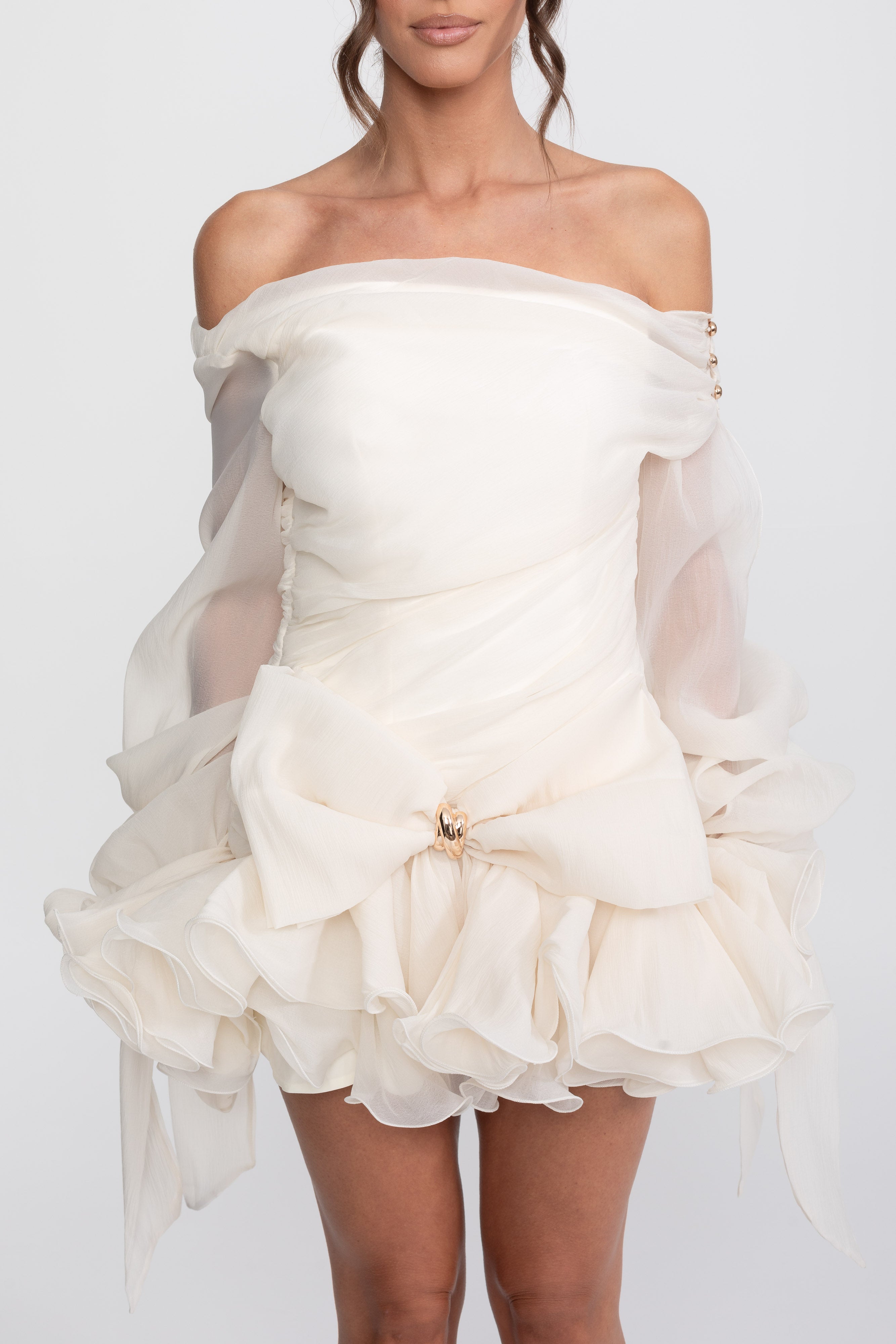 Minikleid mit Carmen-Ausschnitt, Schleifen-Volants und goldener Schnalle - Ivoire 