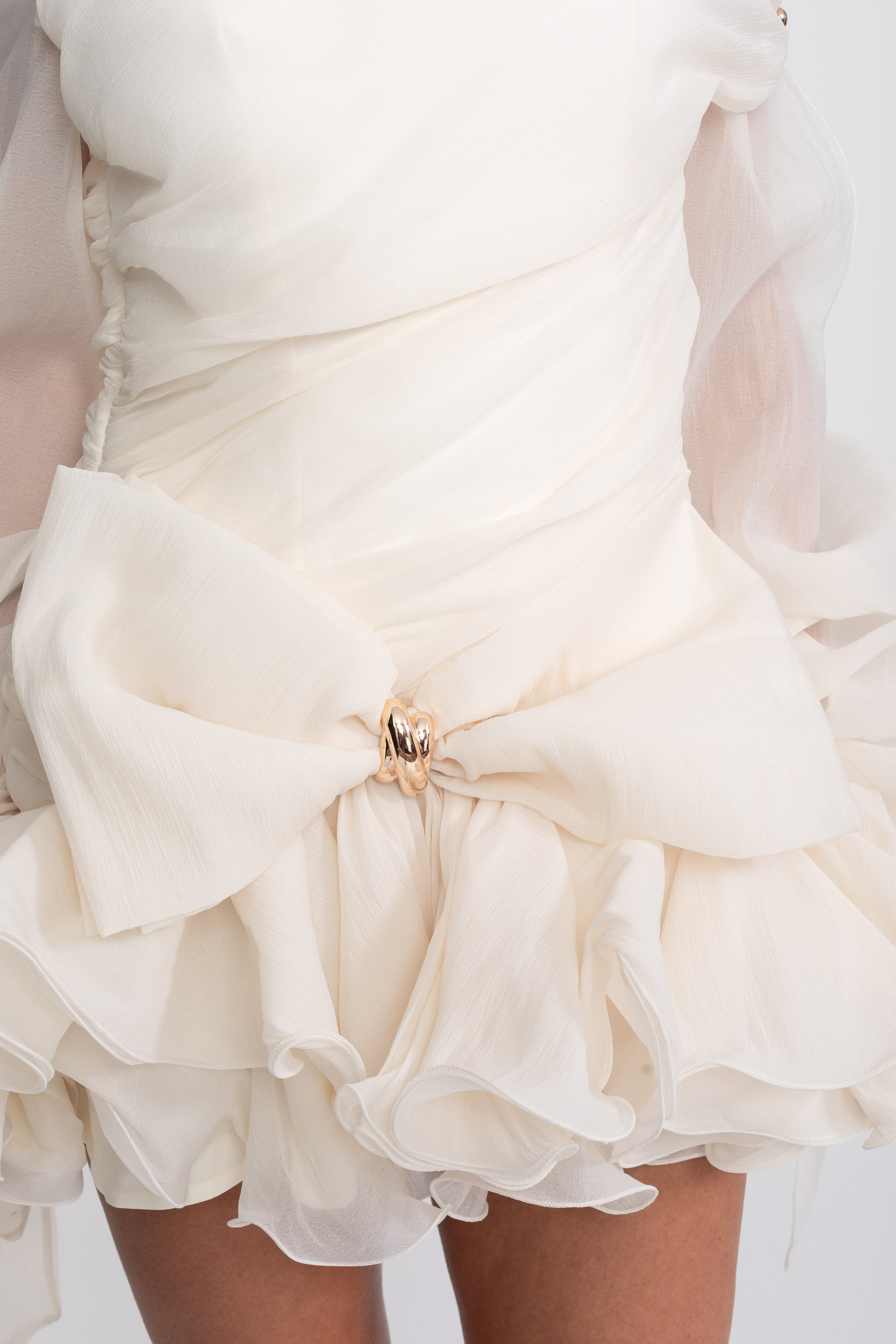 Minikleid mit Carmen-Ausschnitt, Schleifen-Volants und goldener Schnalle - Ivoire 
