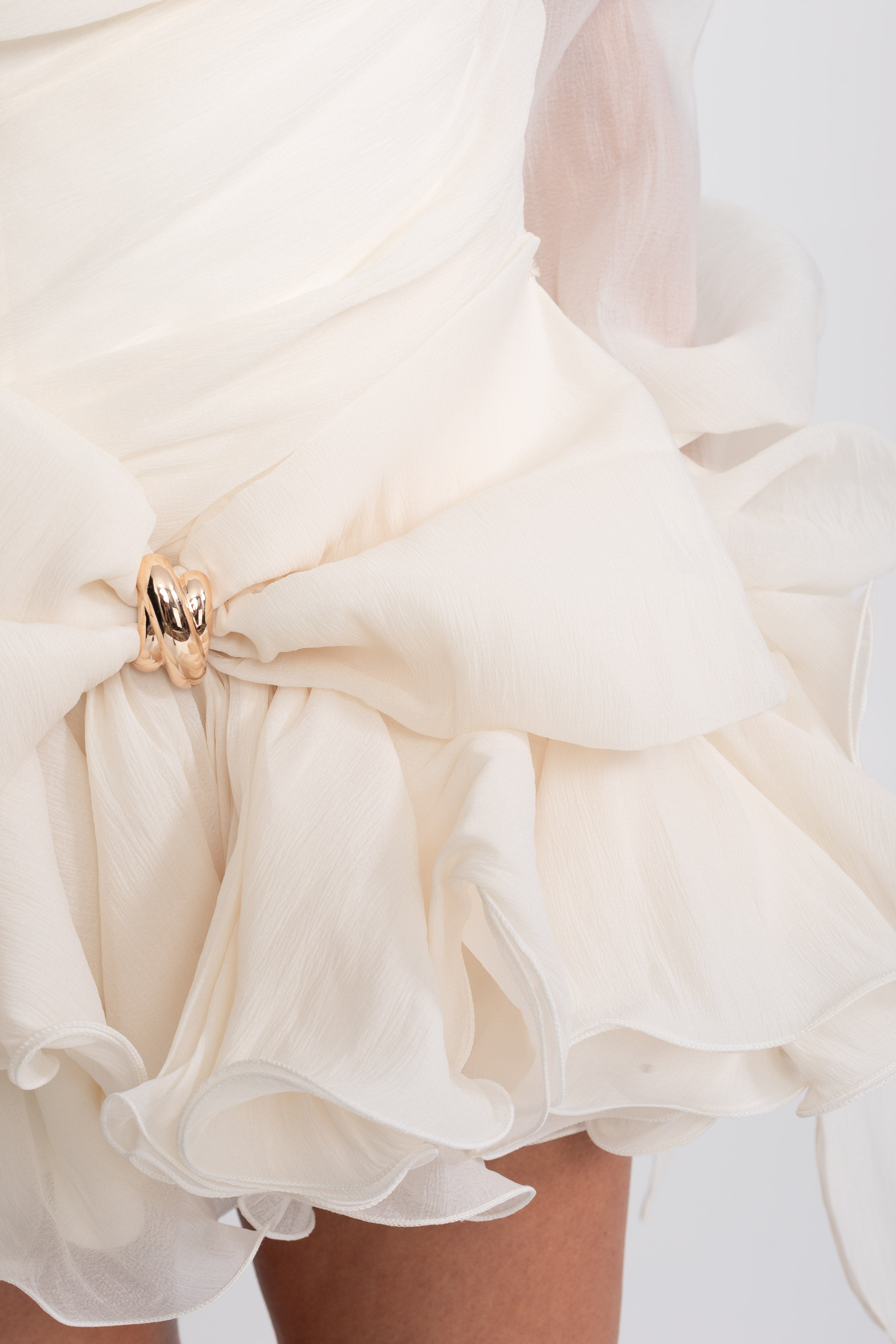 Minikleid mit Carmen-Ausschnitt, Schleifen-Volants und goldener Schnalle - Ivoire 