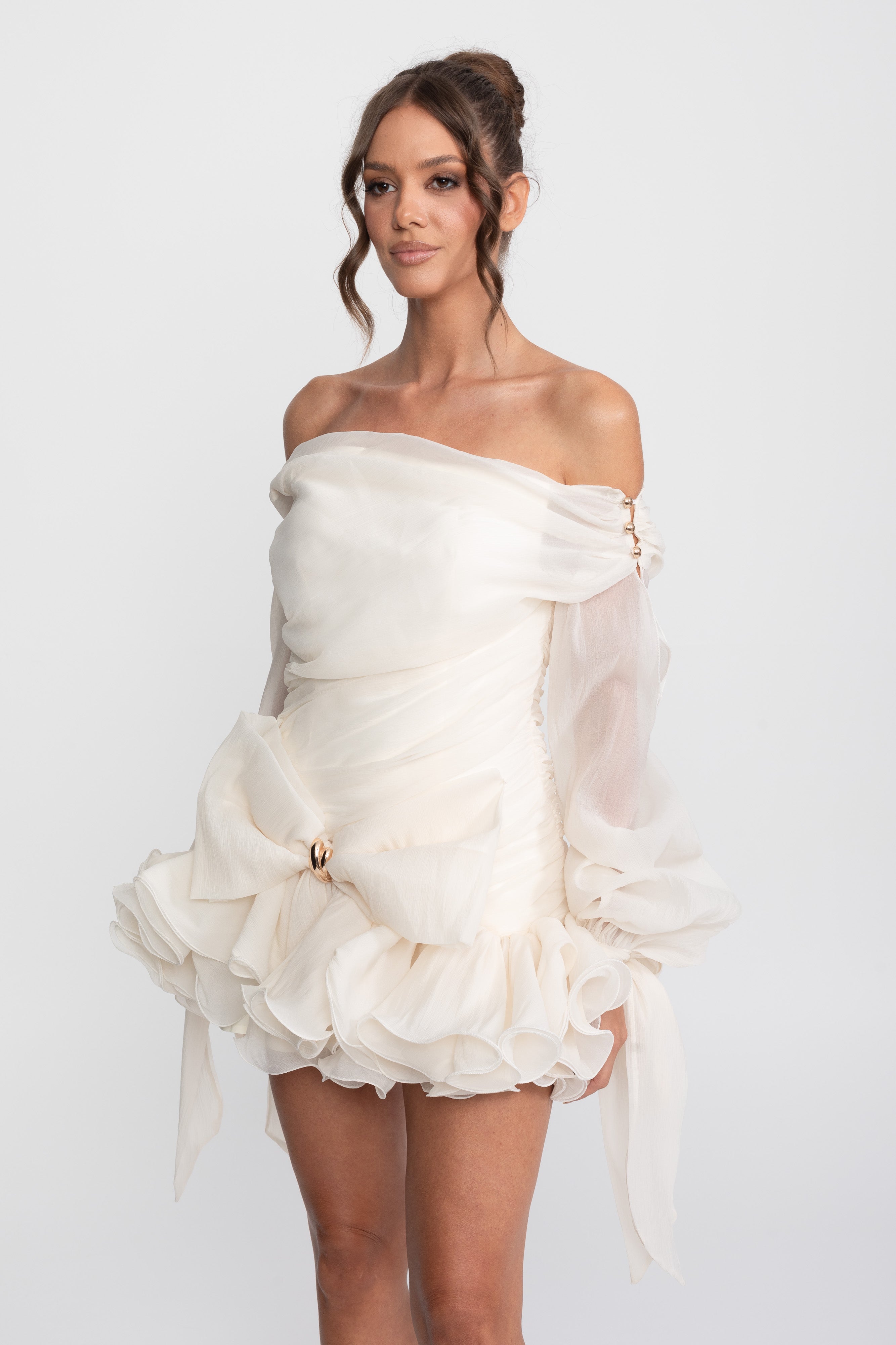 Minikleid mit Carmen-Ausschnitt, Schleifen-Volants und goldener Schnalle - Ivoire 
