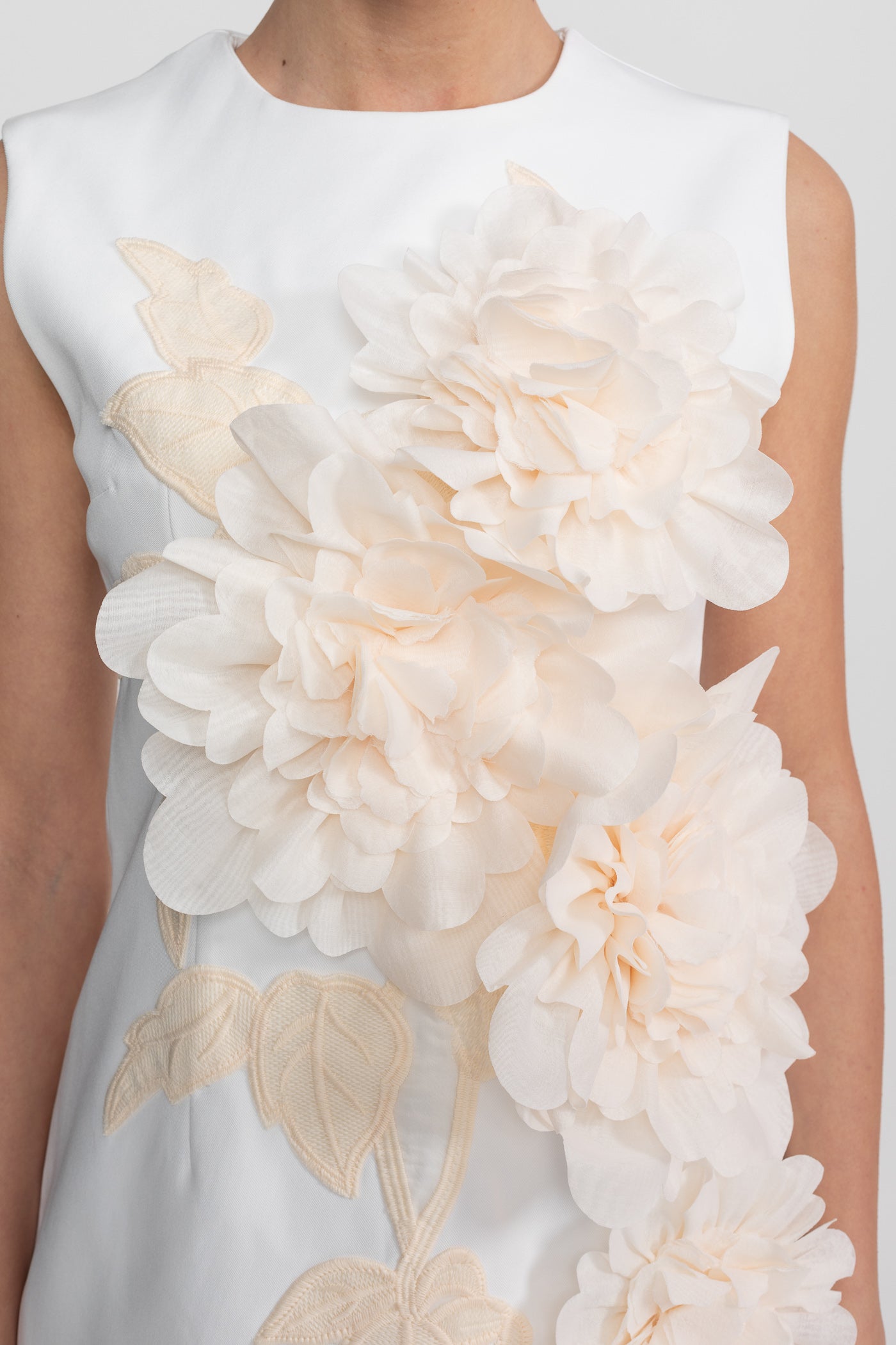 Ärmelloses Mini-Kleid mit Rundhalsausschnitt und 3D-Blumenapplikation - Weiß 