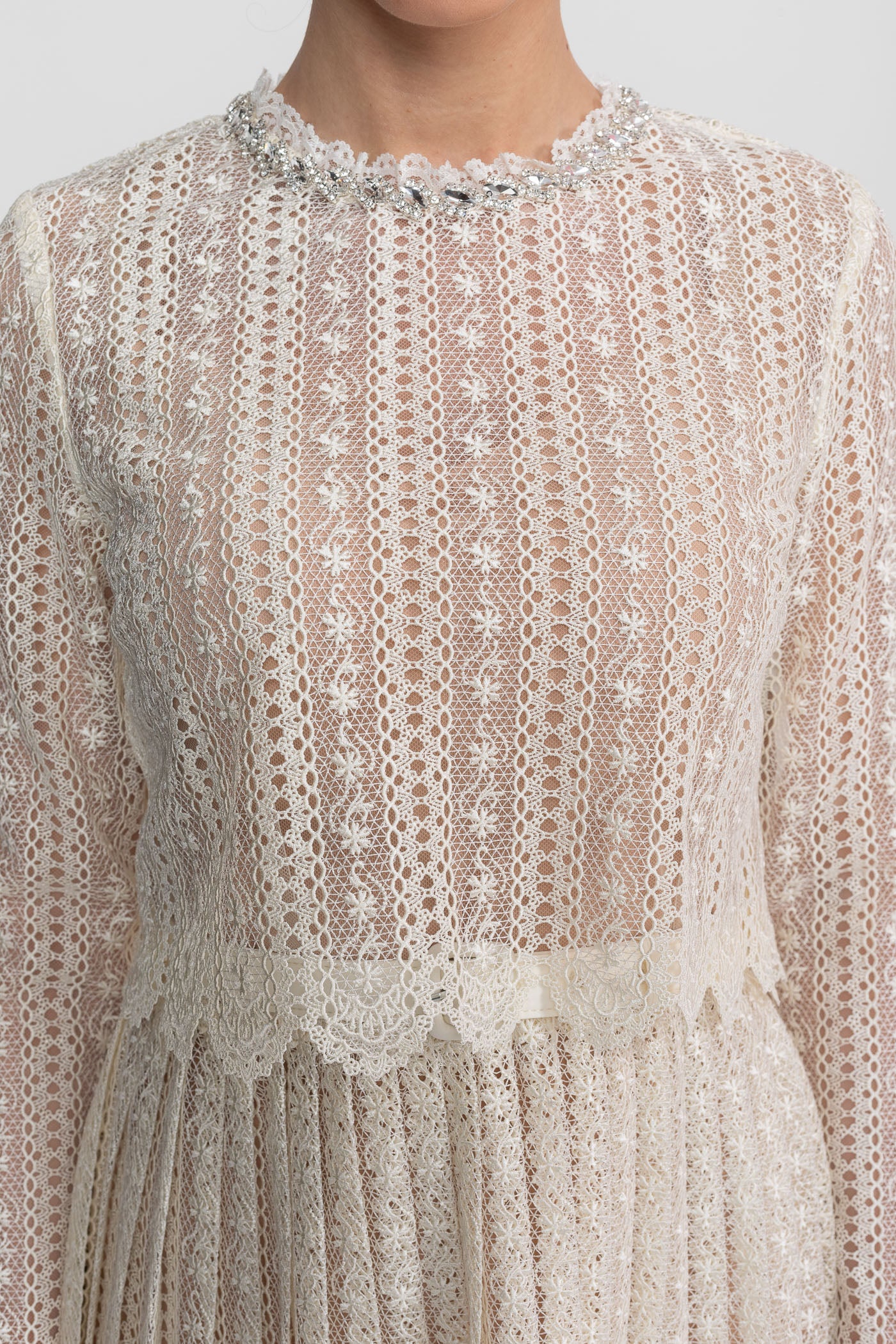 Spitzen-Minikleid mit hohem Ausschnitt und plissiertem Rock – Ivoire 