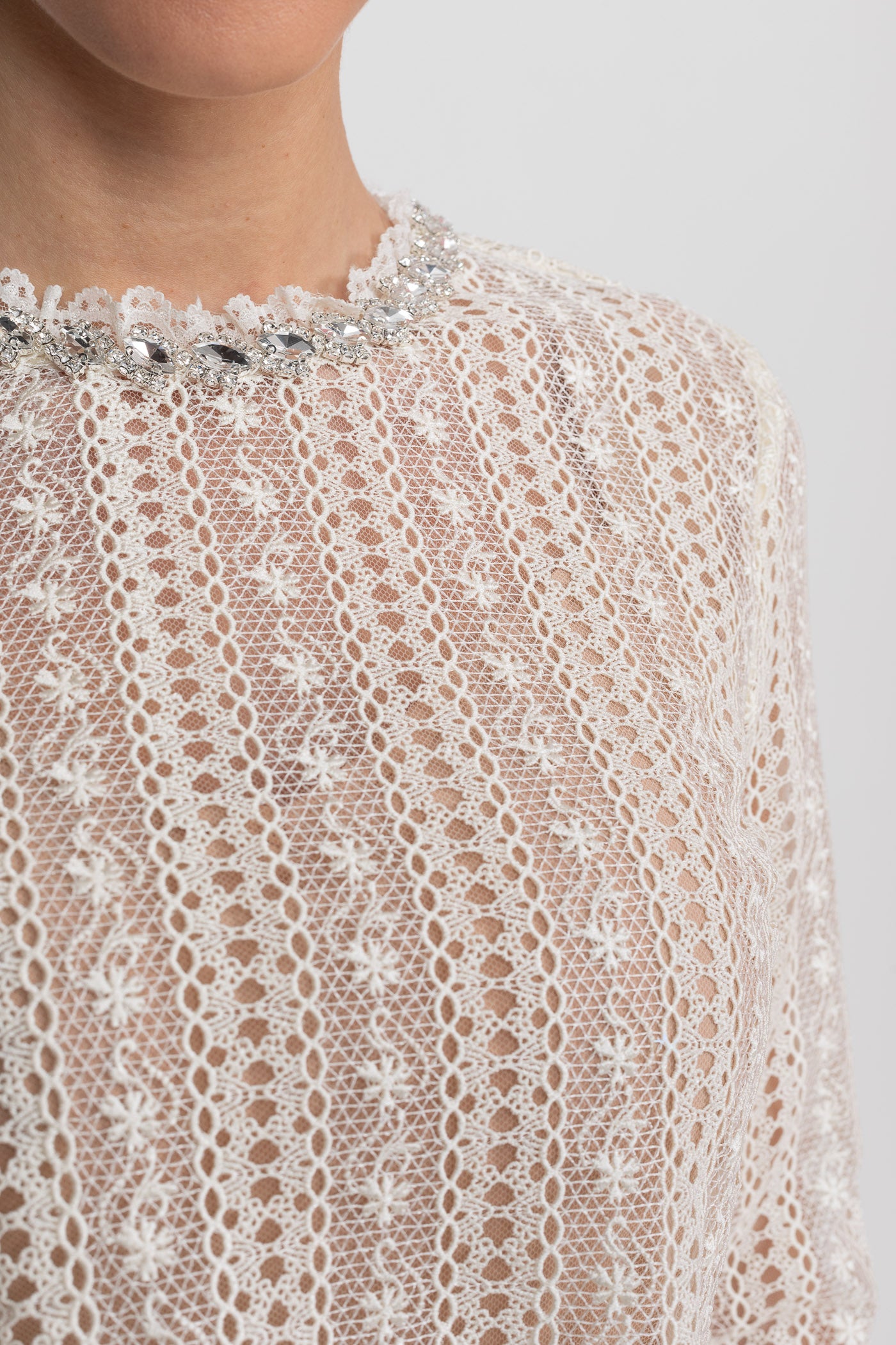 Spitzen-Minikleid mit hohem Ausschnitt und plissiertem Rock – Ivoire 