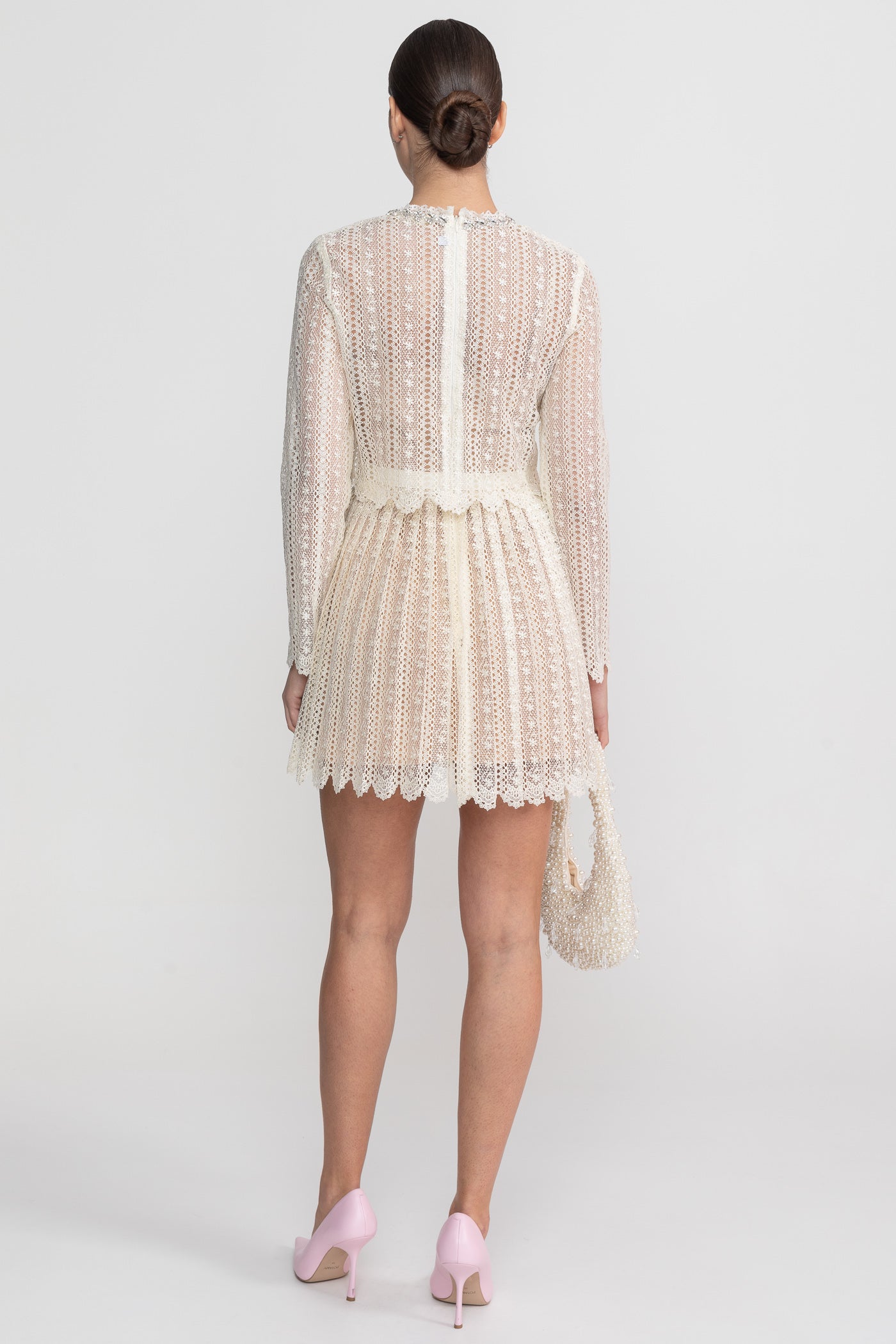 Spitzen-Minikleid mit hohem Ausschnitt und plissiertem Rock – Ivoire 