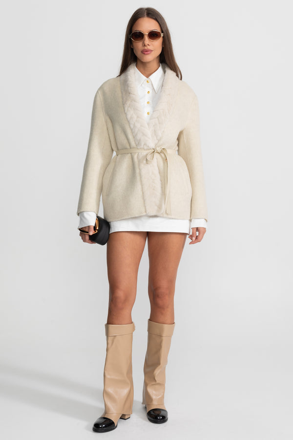 Jacke aus Wolle mit Alpaka-Besatz, Gürtel und Nerzpelz – Ivoire 