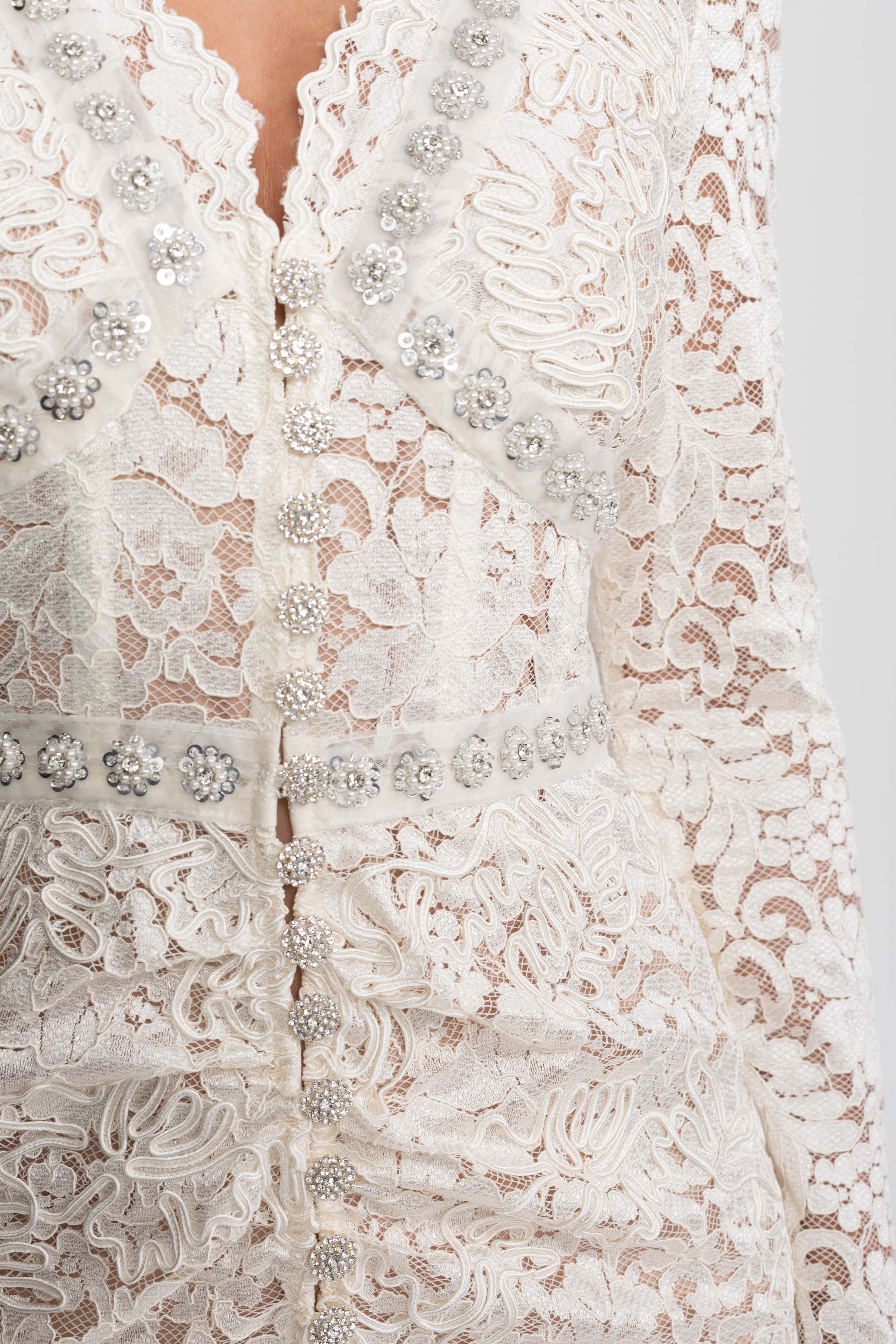 Spitzen-Midikleid mit Kristall-V-Ausschnitt und Drapierungsdetail vorne – Weiß 