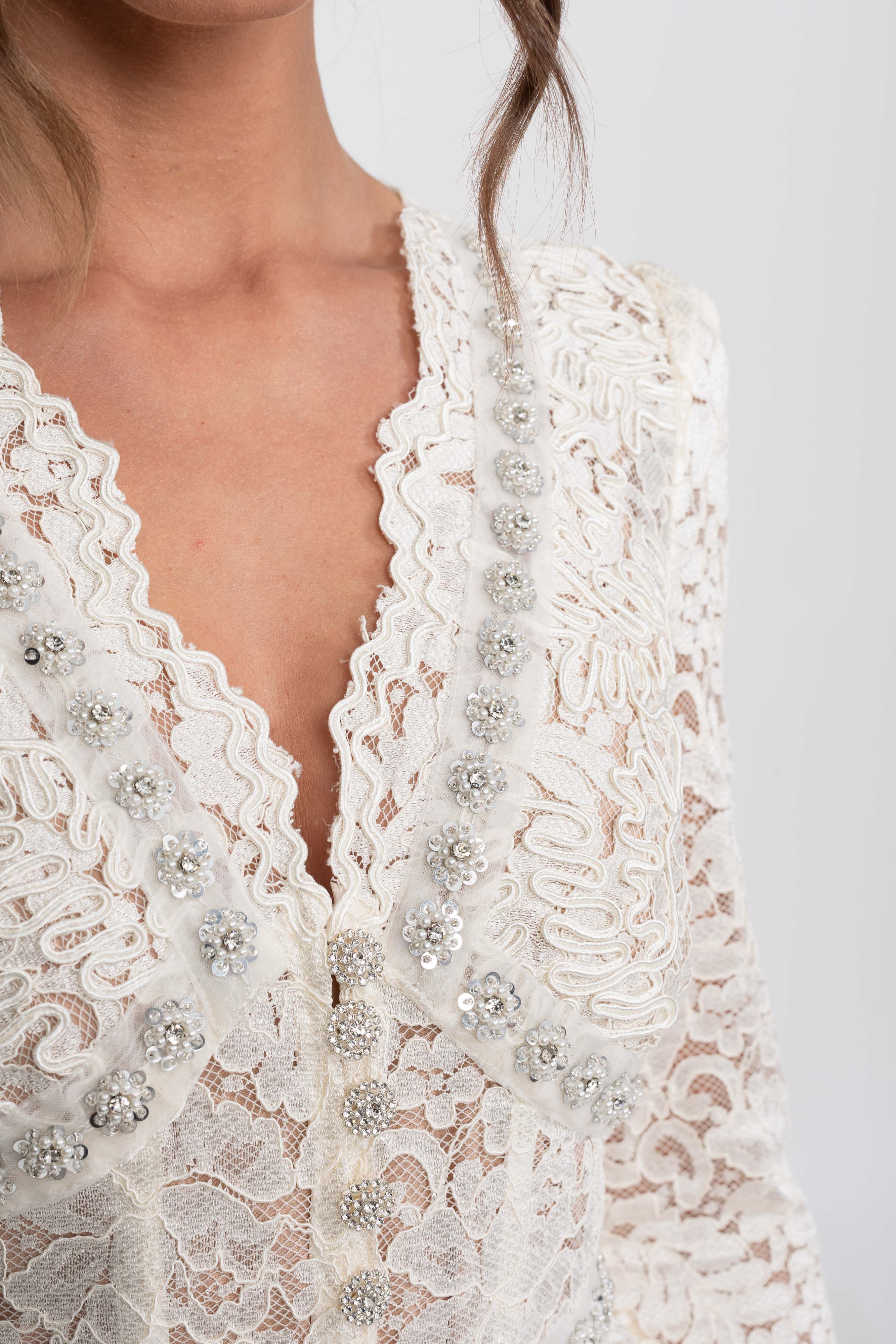 Spitzen-Midikleid mit Kristall-V-Ausschnitt und Drapierungsdetail vorne – Weiß 