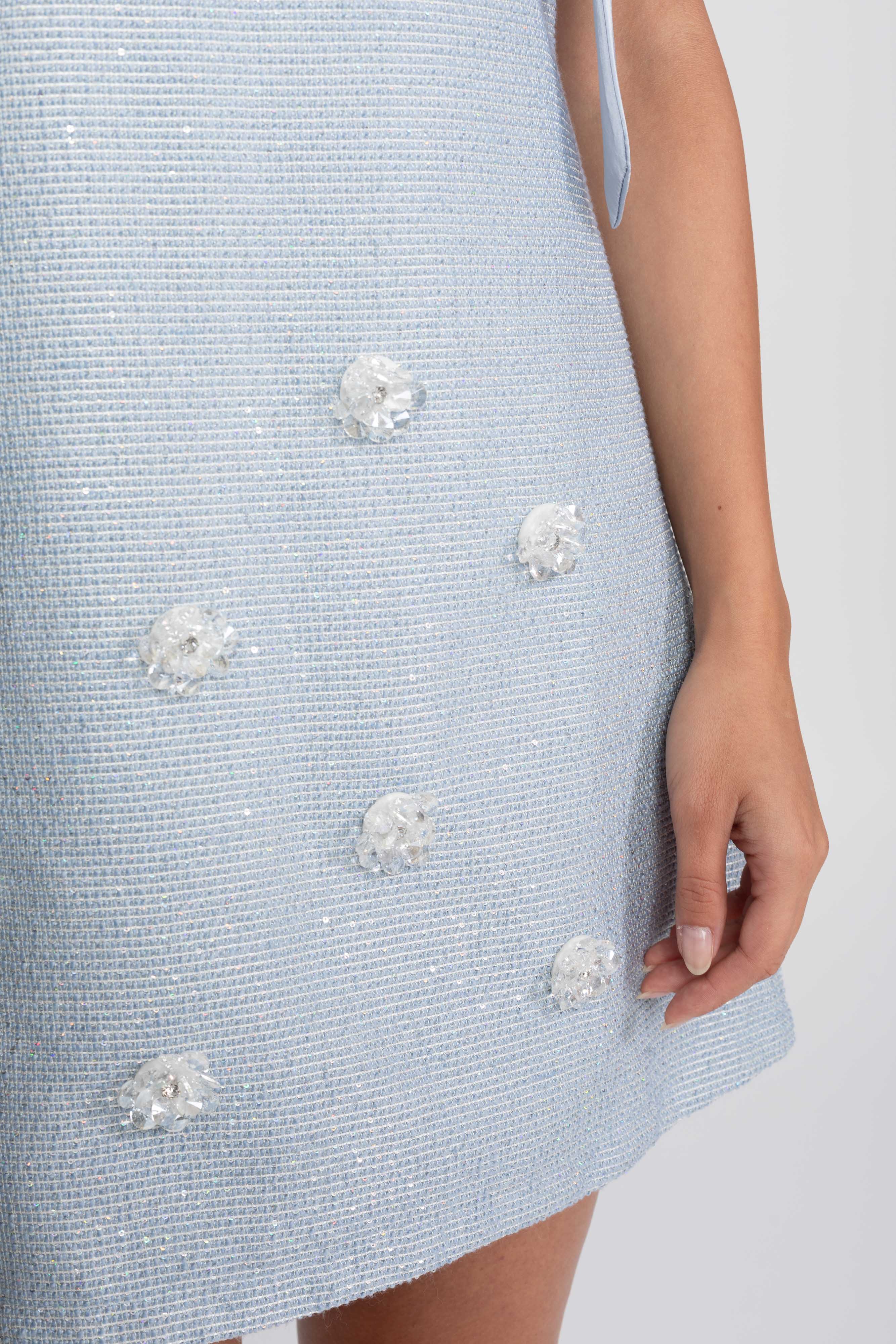 Mini-Kleid aus Pailletten-Tweed mit Schleifen-Schulter und funkelnden Blumen – Hellblau 