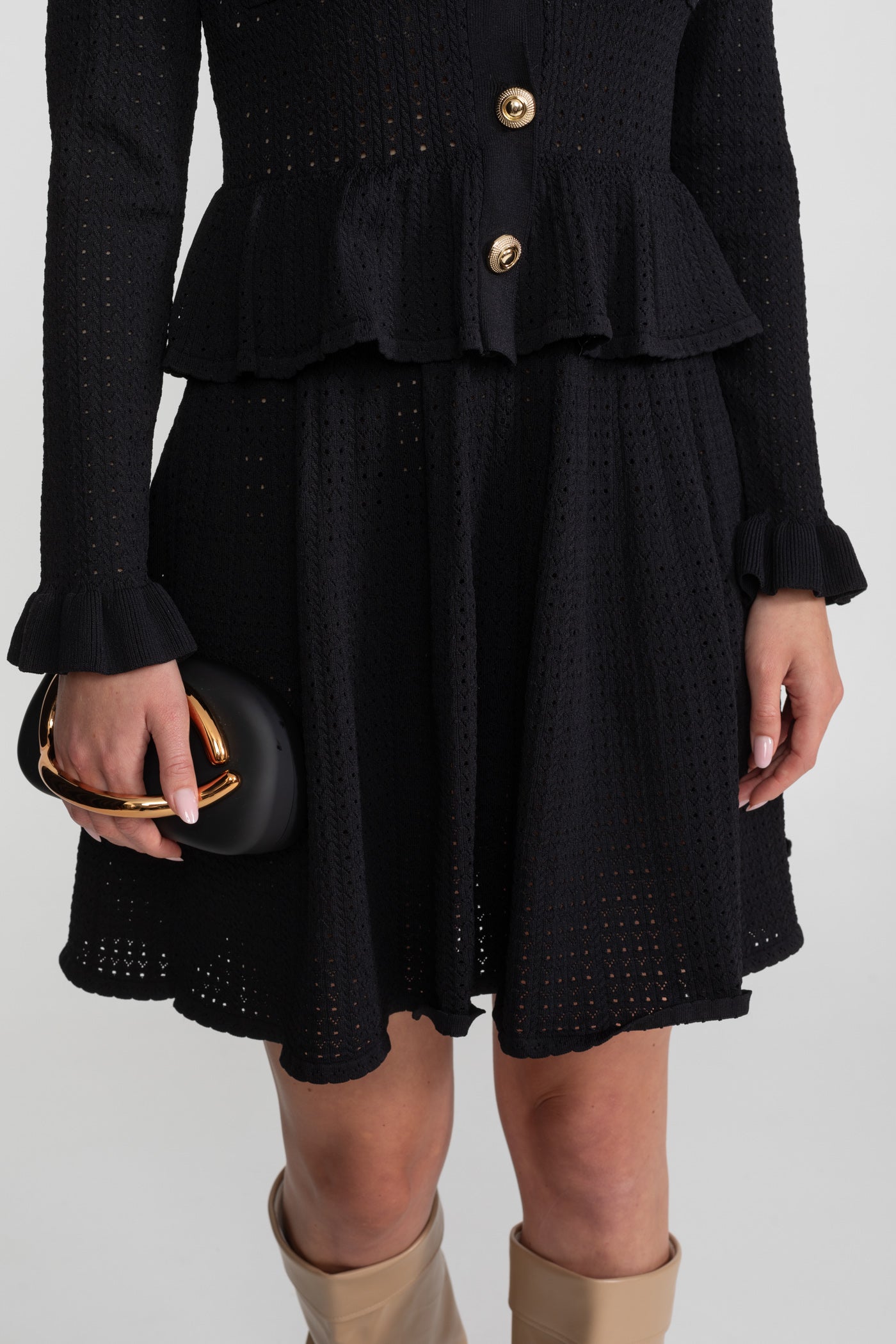 Strick-Minikleid mit Peplum-Taille und goldenen Knopfdetails - Schwarz 
