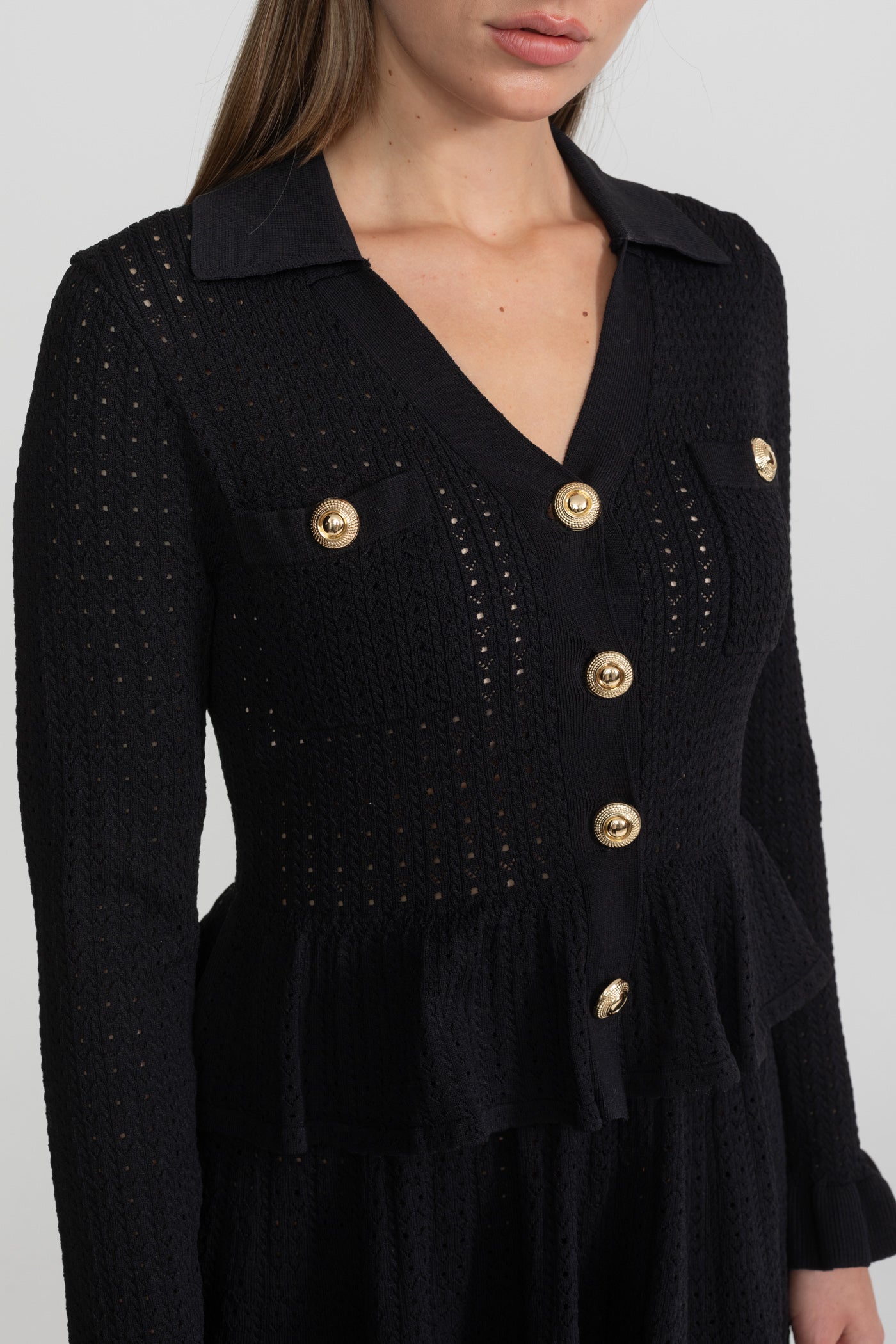Strick-Minikleid mit Peplum-Taille und goldenen Knopfdetails - Schwarz 
