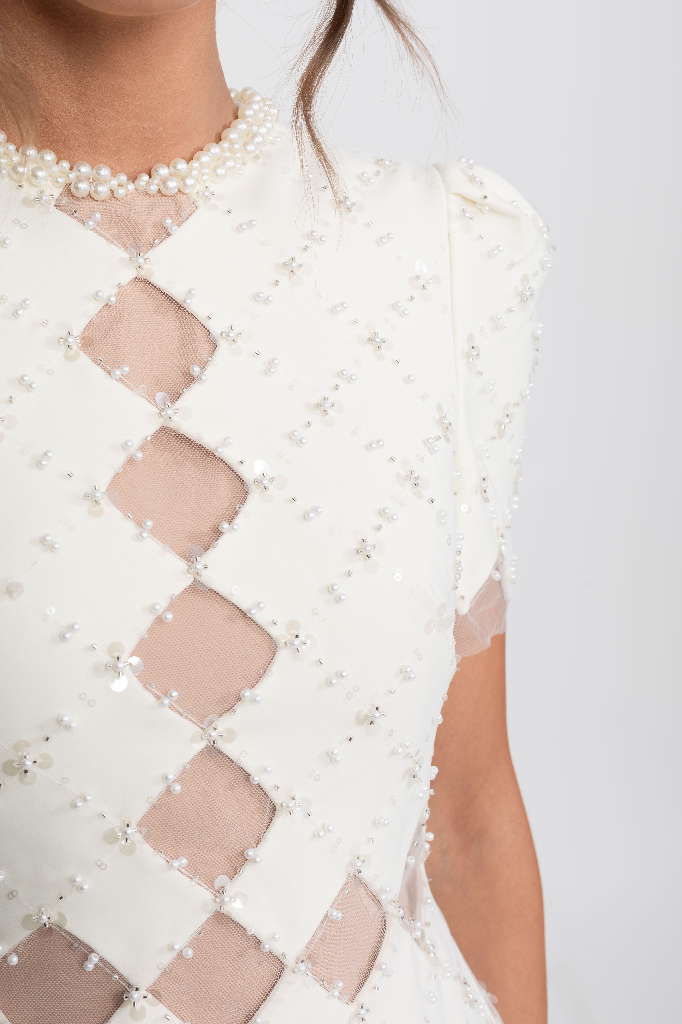 Diamond Cut-Out Beaded Dress mit Perlenbesatz - Weiß 