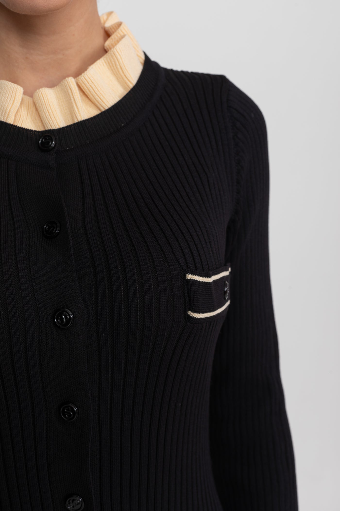 Midi-Kleid mit langen Ärmeln, durchgehender Knopfleiste vorne und kontrastierendem Taschenbesatz – Schwarz 