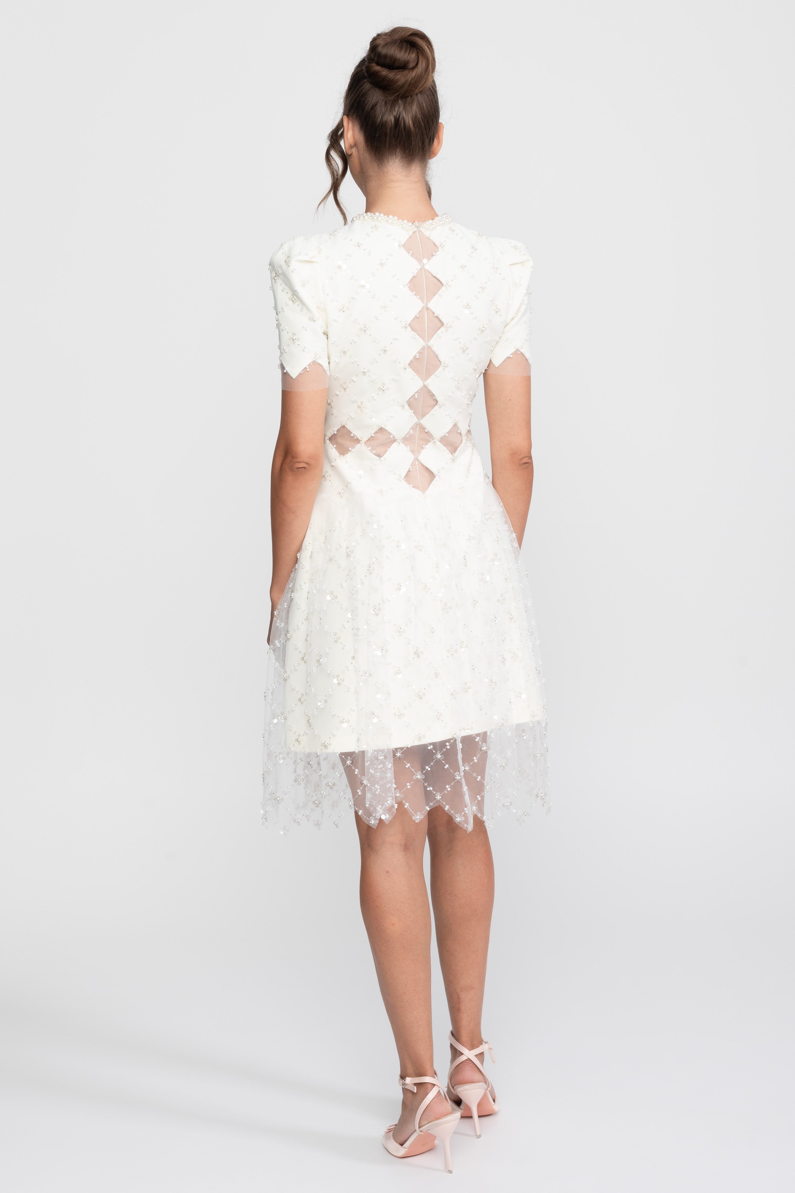 Diamond Cut-Out Beaded Dress mit Perlenbesatz - Weiß 