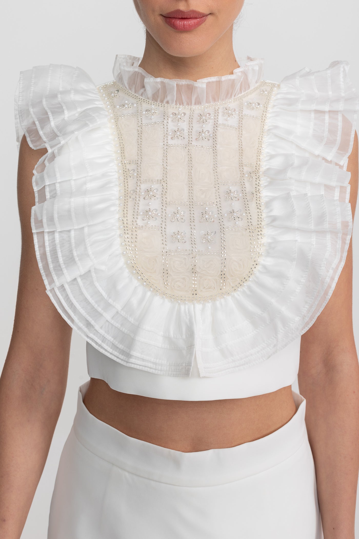 Ärmelloses Co-Ord-Set mit plissiertem Rüscheneinsatz am Ausschnitt – Weiß 