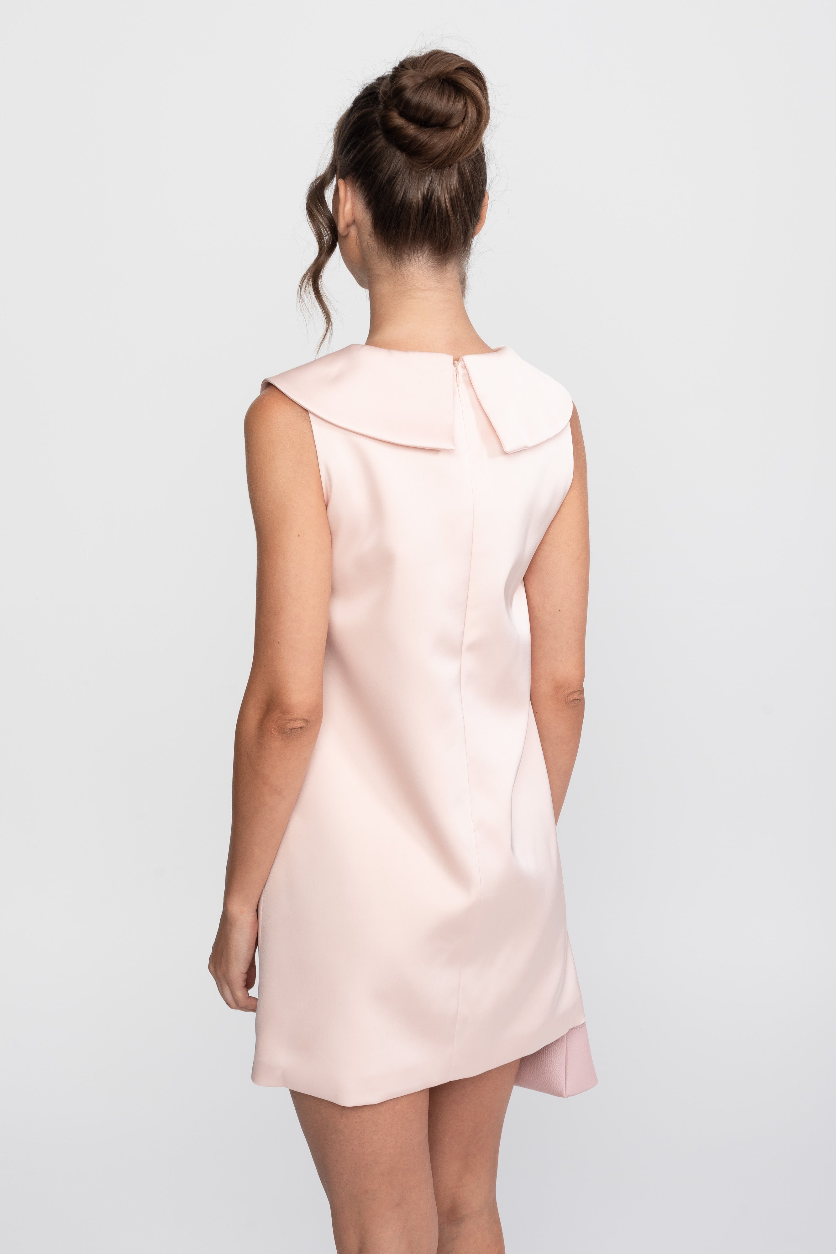 Satin-Minikleid mit Matrosenkragen und Bindehals - Pink 