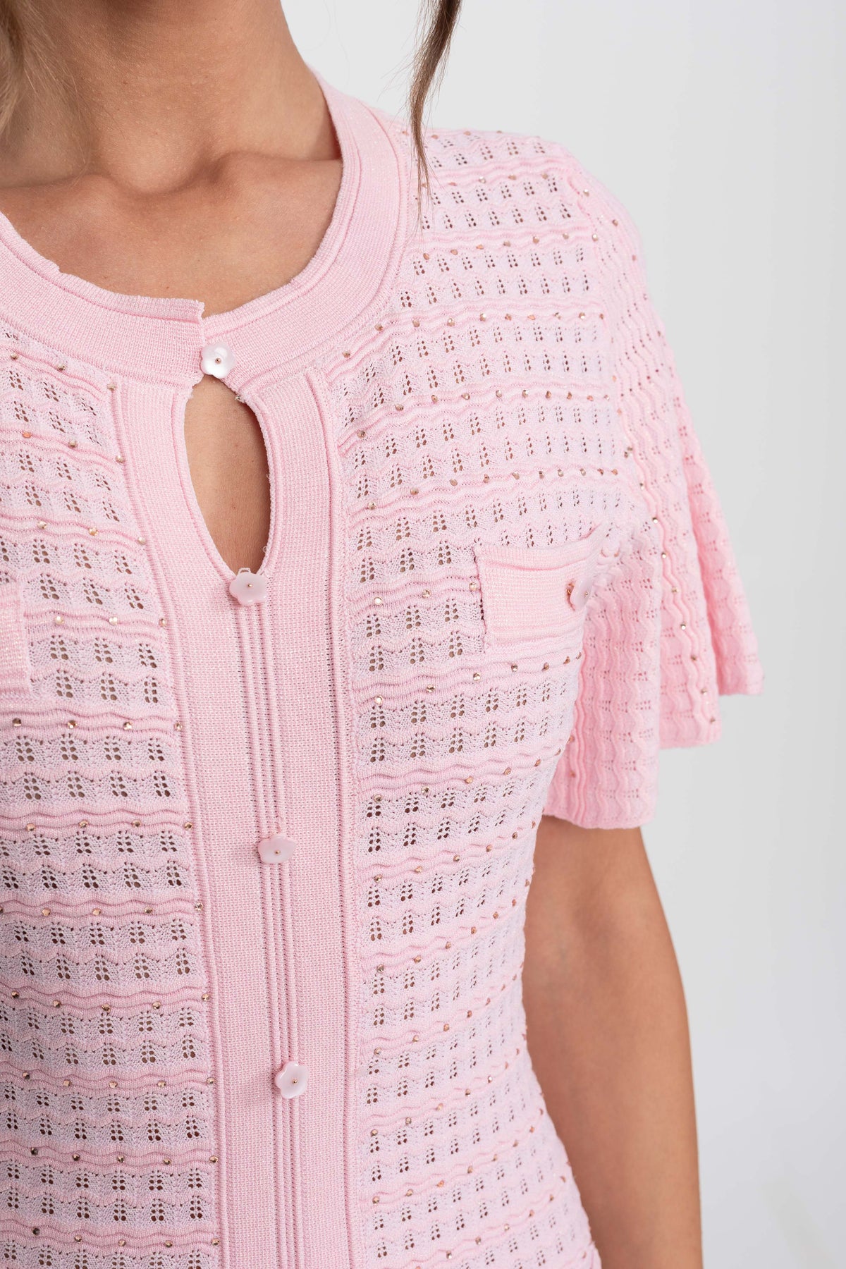 Midi-Kleid mit kurzen Ärmeln und schimmernder Strickstruktur - Pink 