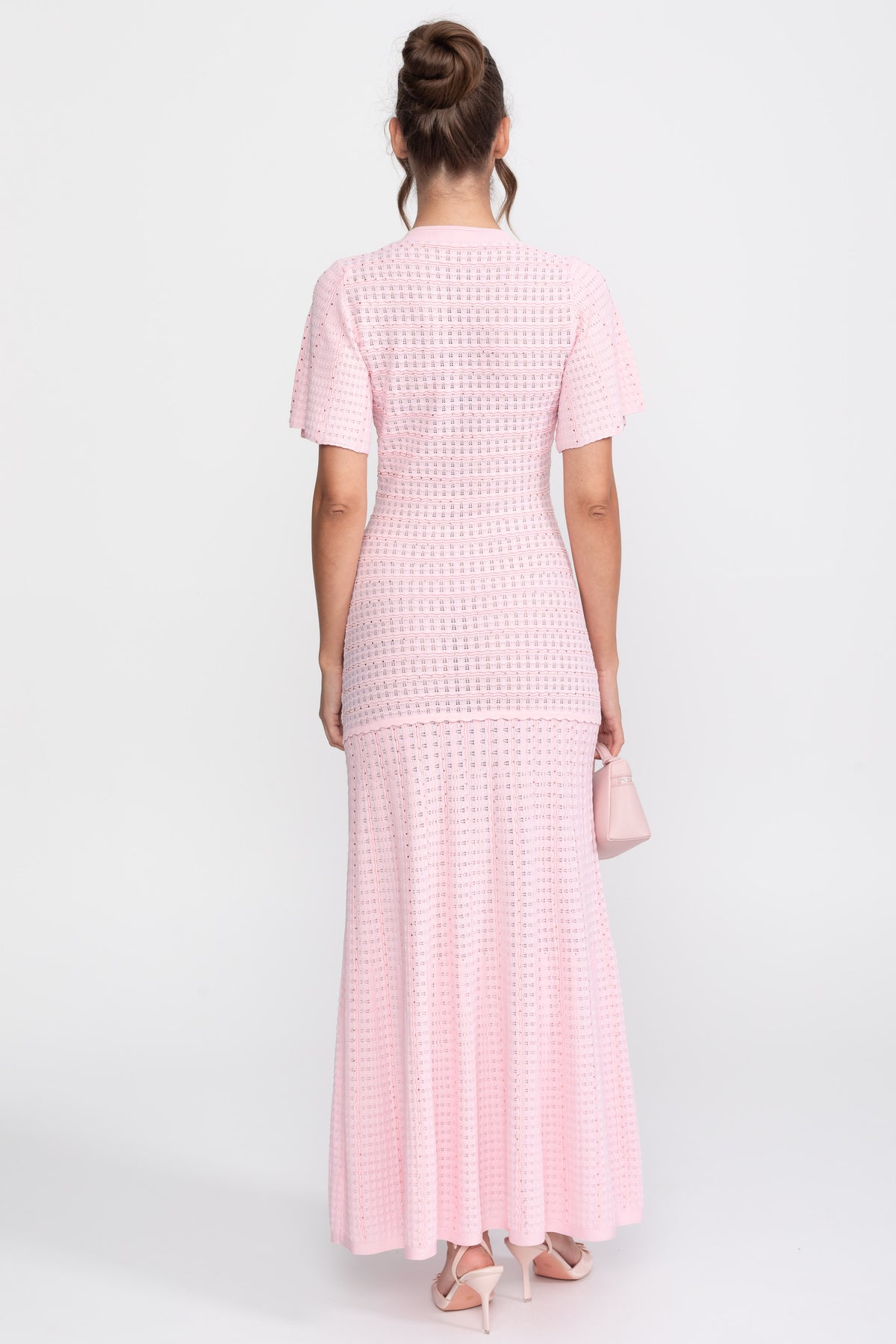 Midi-Kleid mit kurzen Ärmeln und schimmernder Strickstruktur - Pink 