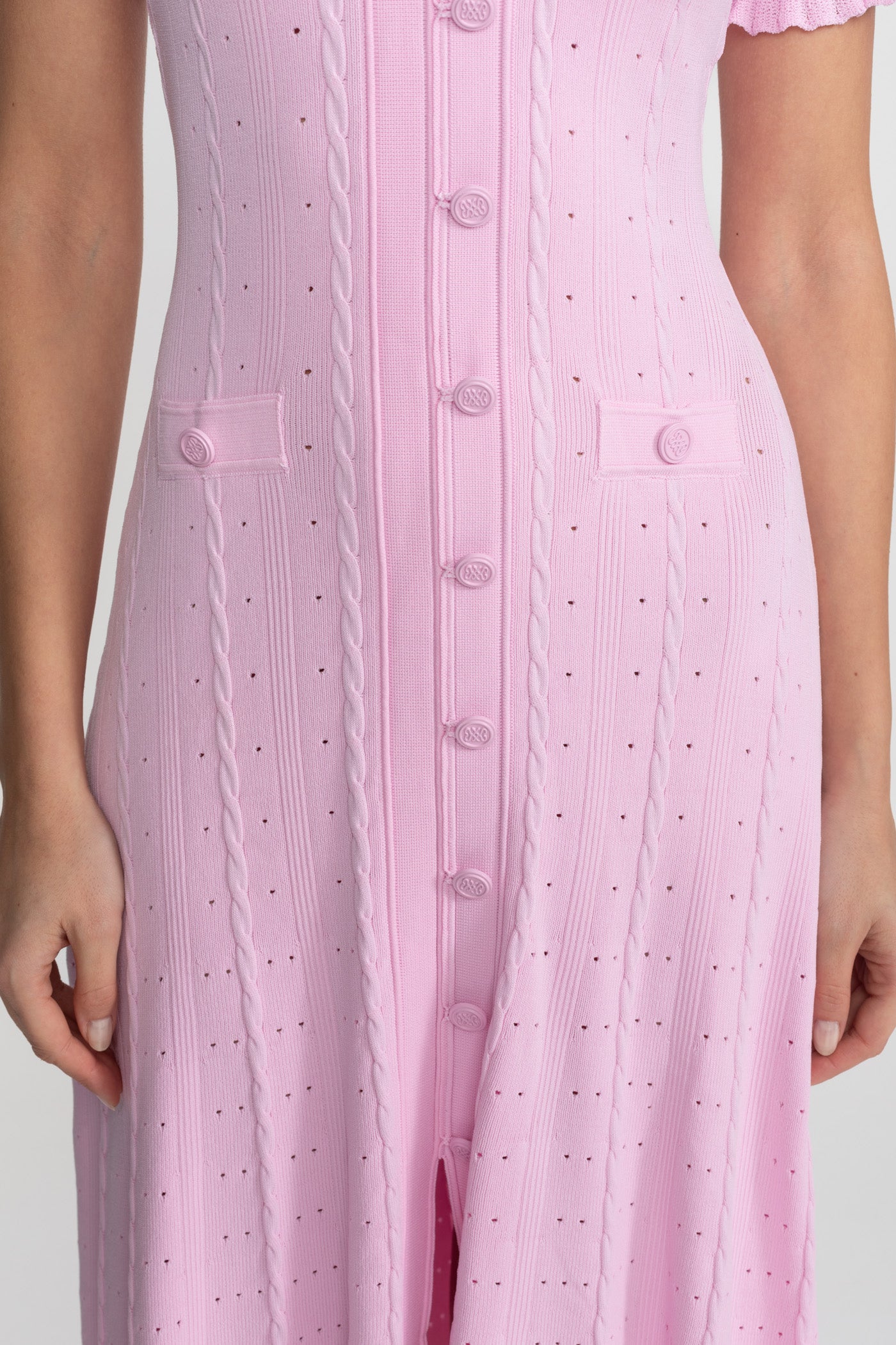 Strick-Midikleid mit Knopfleiste und Muschelsaum-Ärmeln – Pink 
