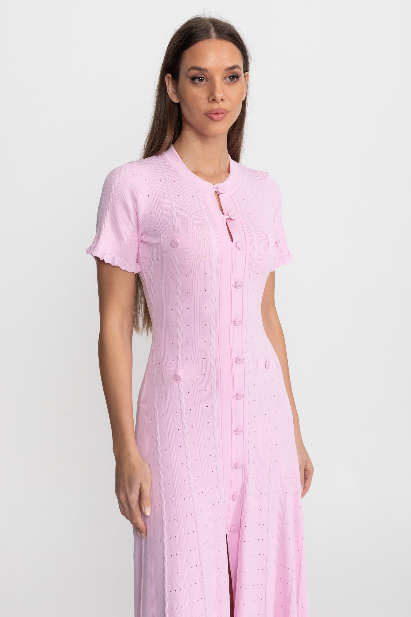 Strick-Midikleid mit Knopfleiste und Muschelsaum-Ärmeln – Pink 