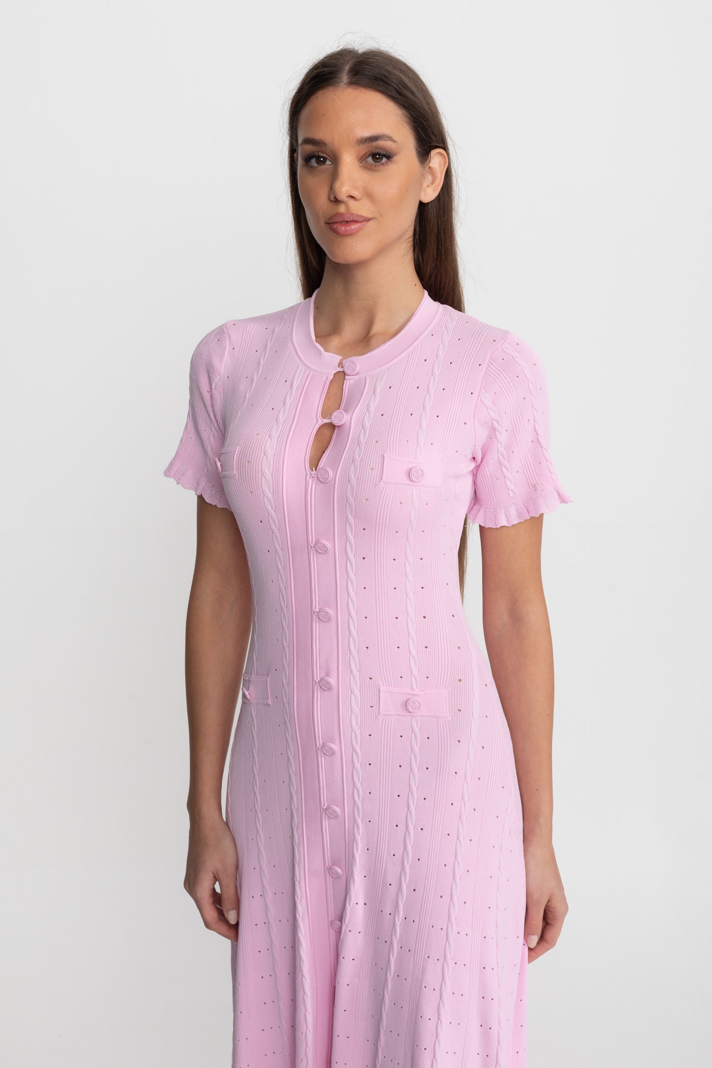 Strick-Midikleid mit Knopfleiste und Muschelsaum-Ärmeln – Pink 