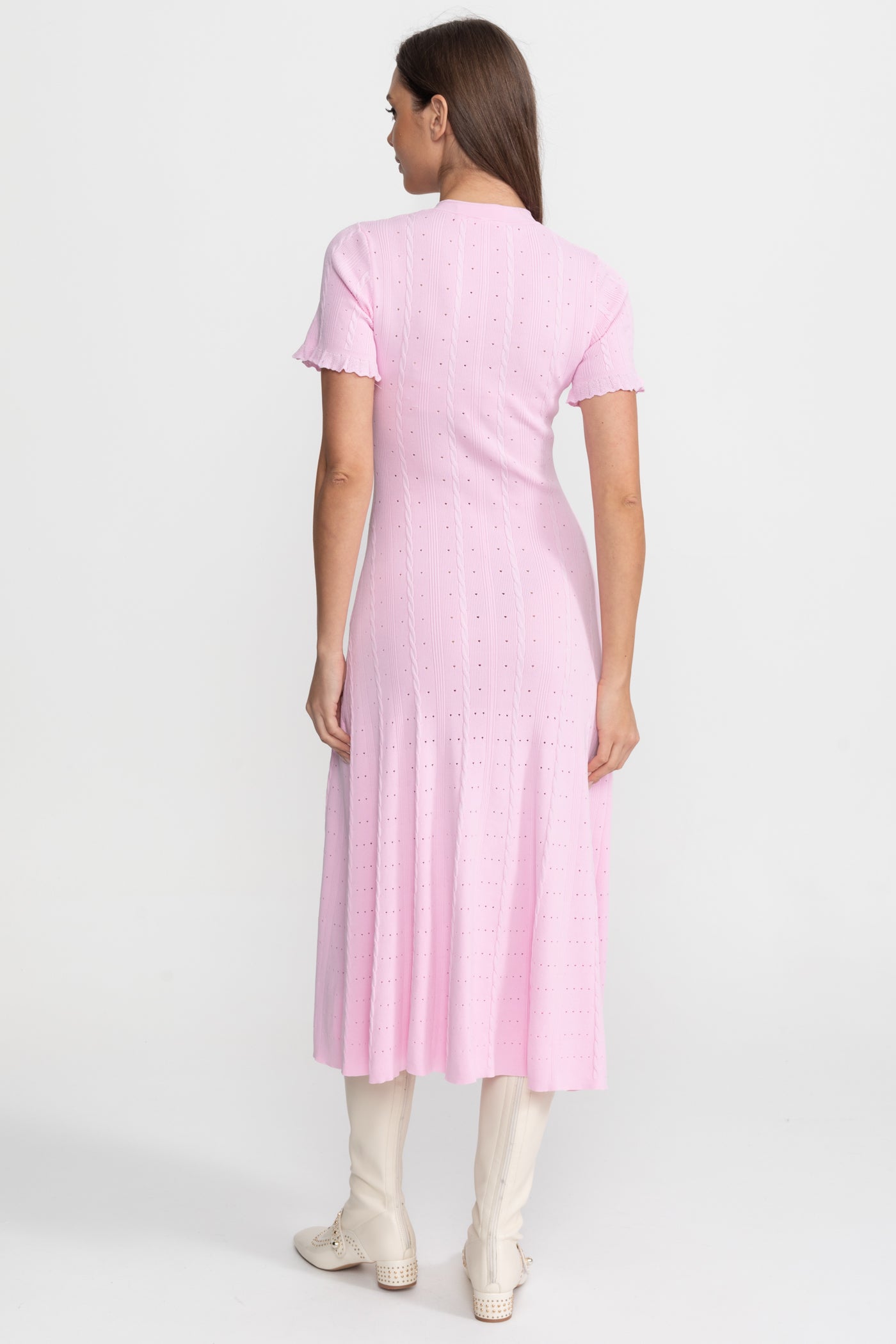 Strick-Midikleid mit Knopfleiste und Muschelsaum-Ärmeln – Pink 
