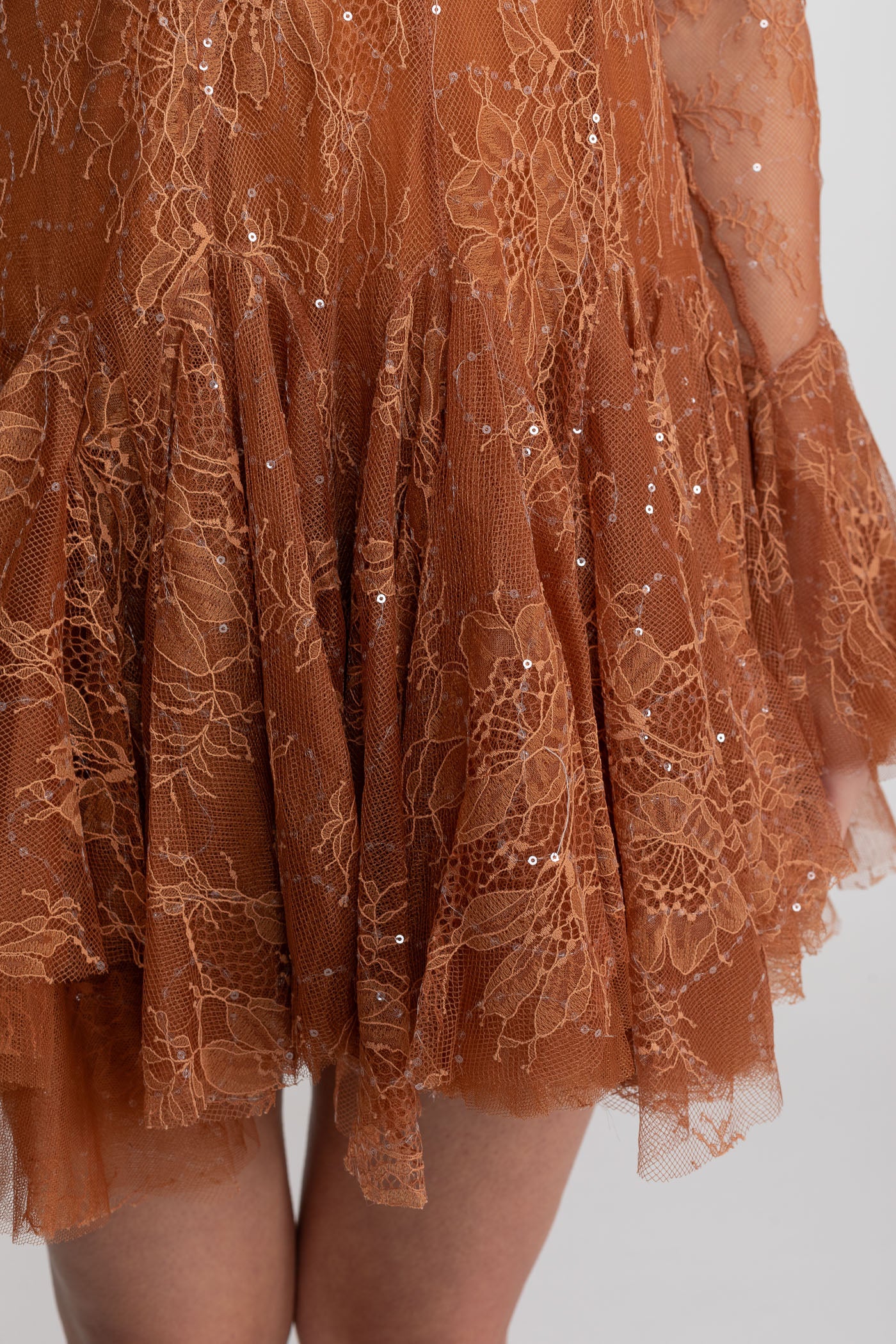 Transparentes Spitzen-Minikleid mit langen Ärmeln und gerafftem Saum - Rost 