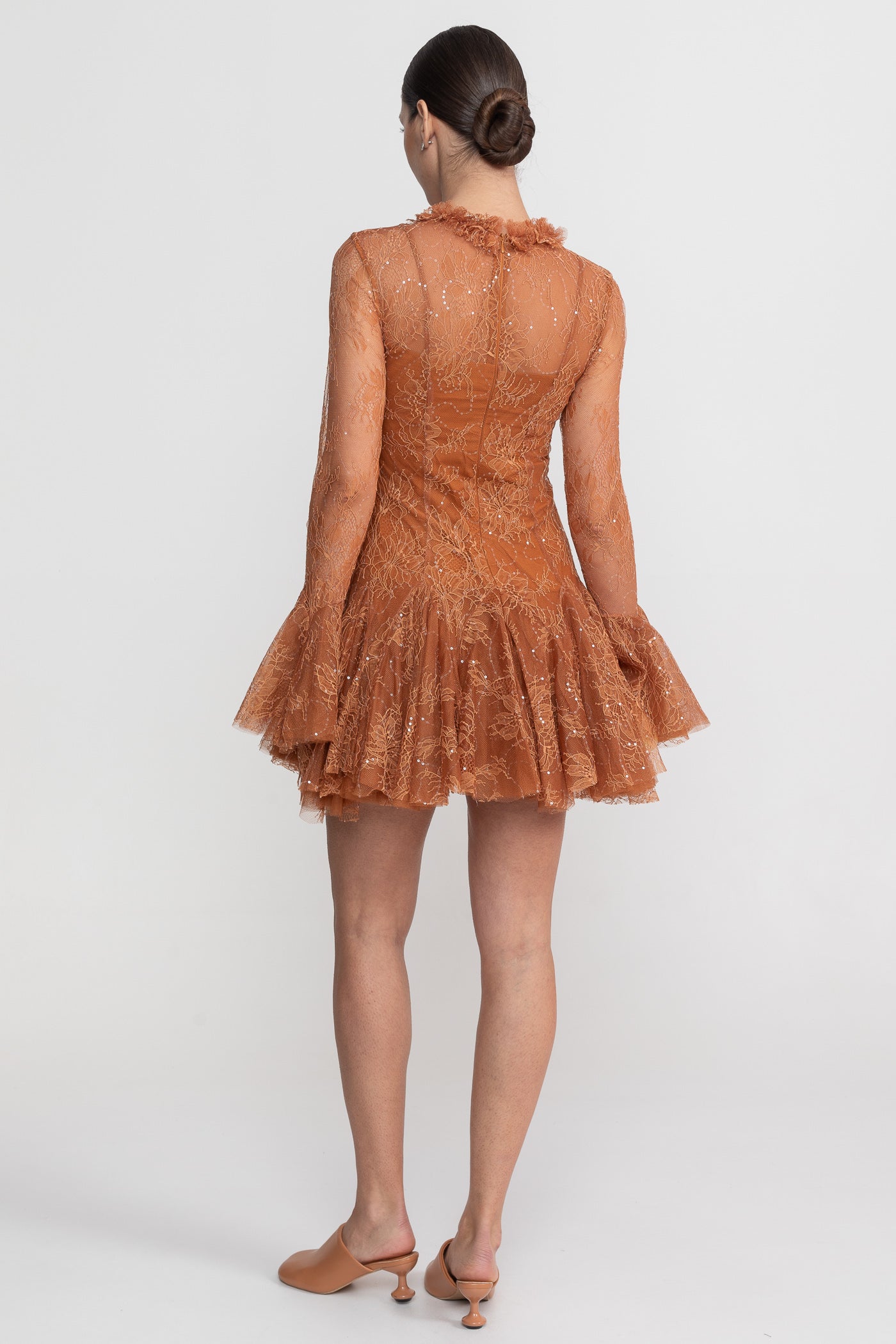 Transparentes Spitzen-Minikleid mit langen Ärmeln und gerafftem Saum - Rost 