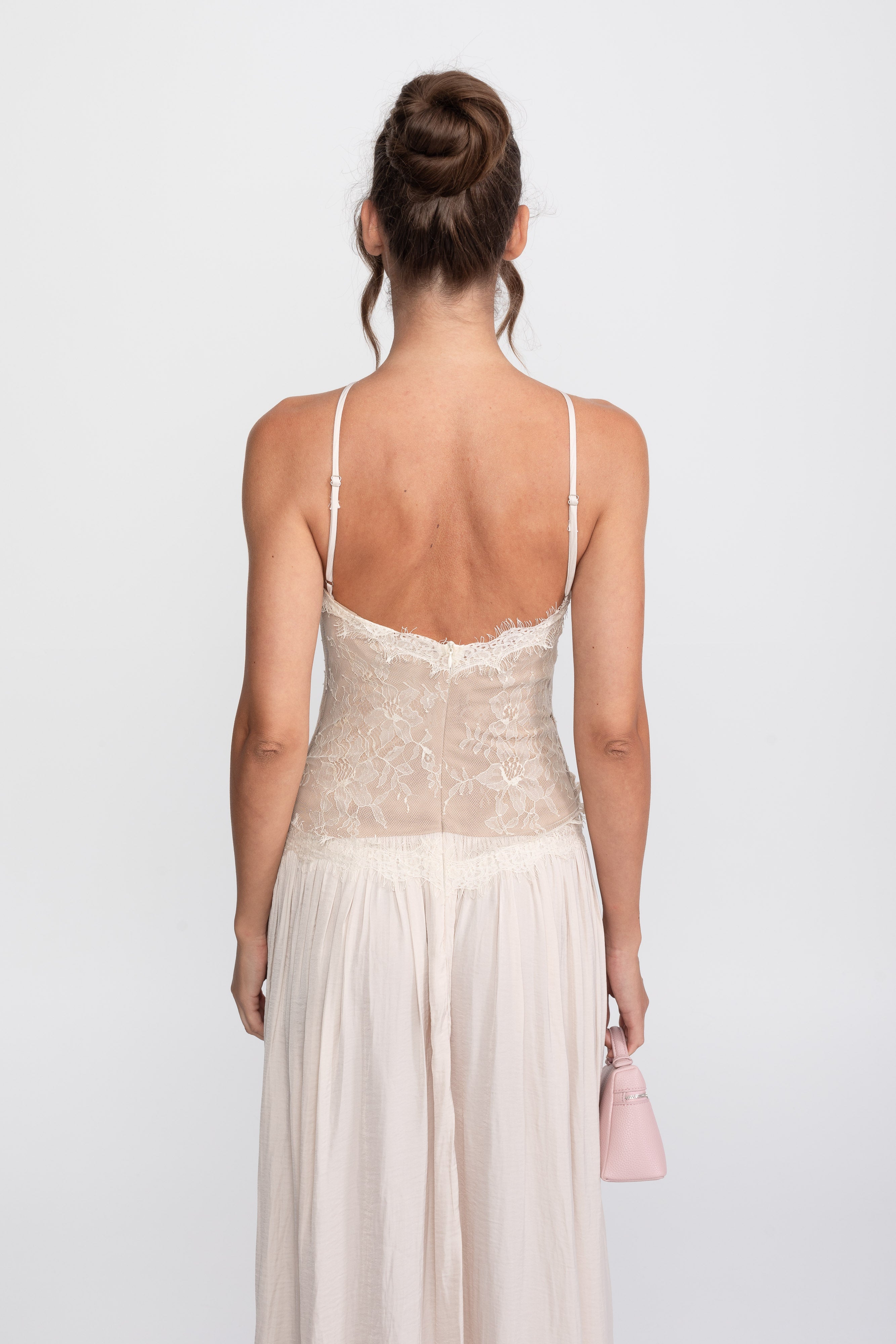 Ärmelloses Maxi-Kleid mit Neckholder und Spitze sowie plissiertem Rock - Cream 