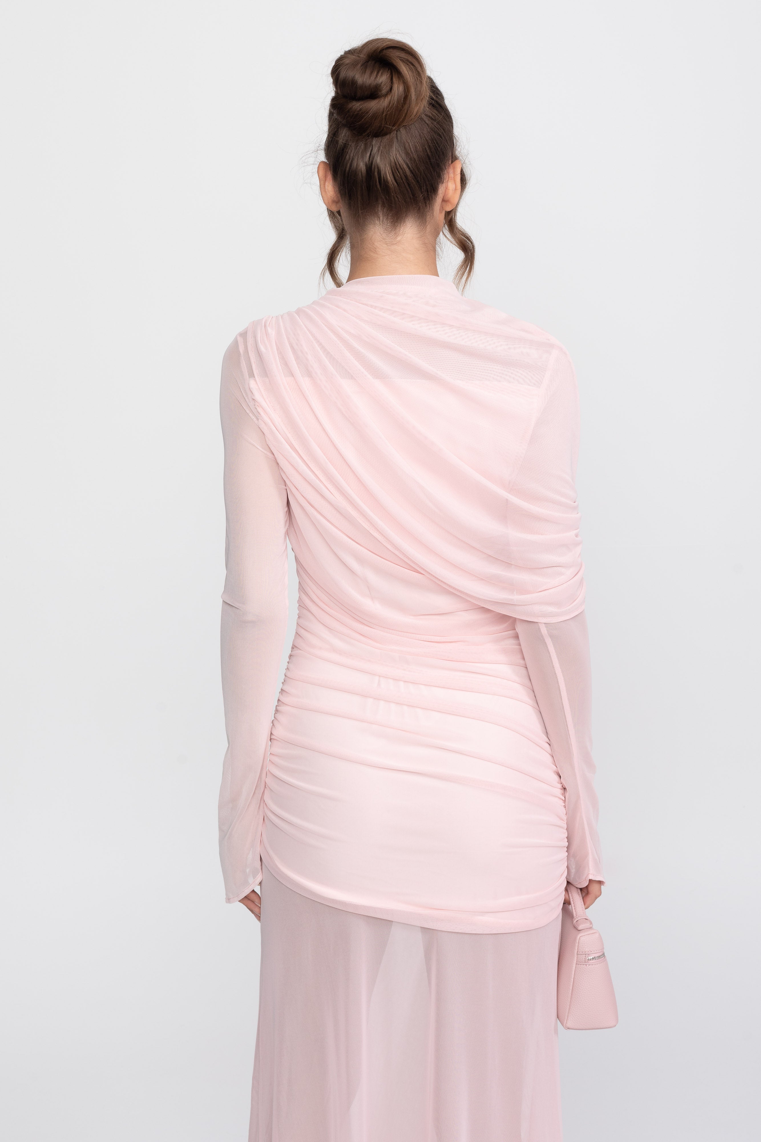 Maxikleid mit drapierten Schultern und transparentem Rock – Pink 