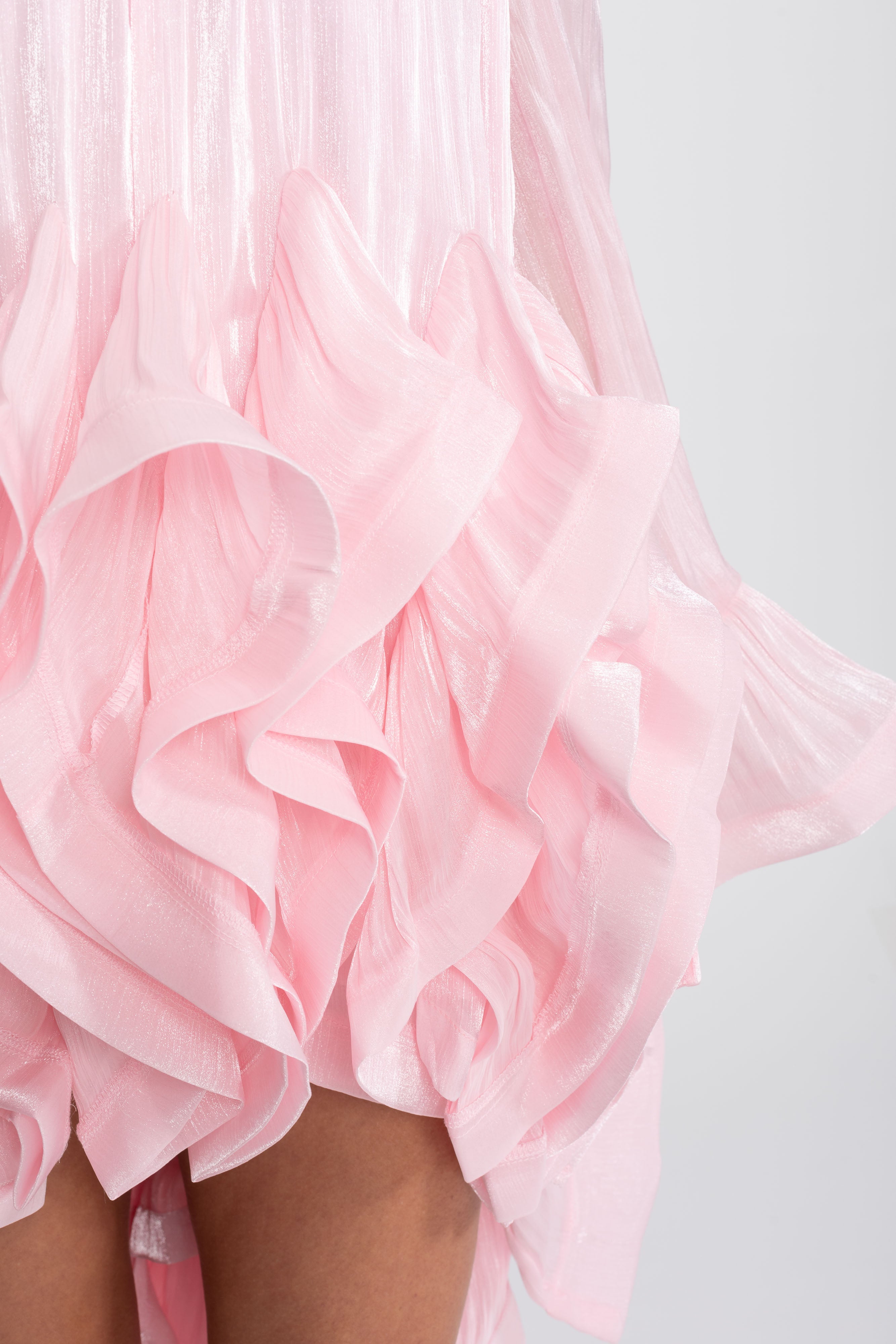 Asymmetrisches Mini-Kleid mit Rüschensaum und Satin-Finish - Pink 