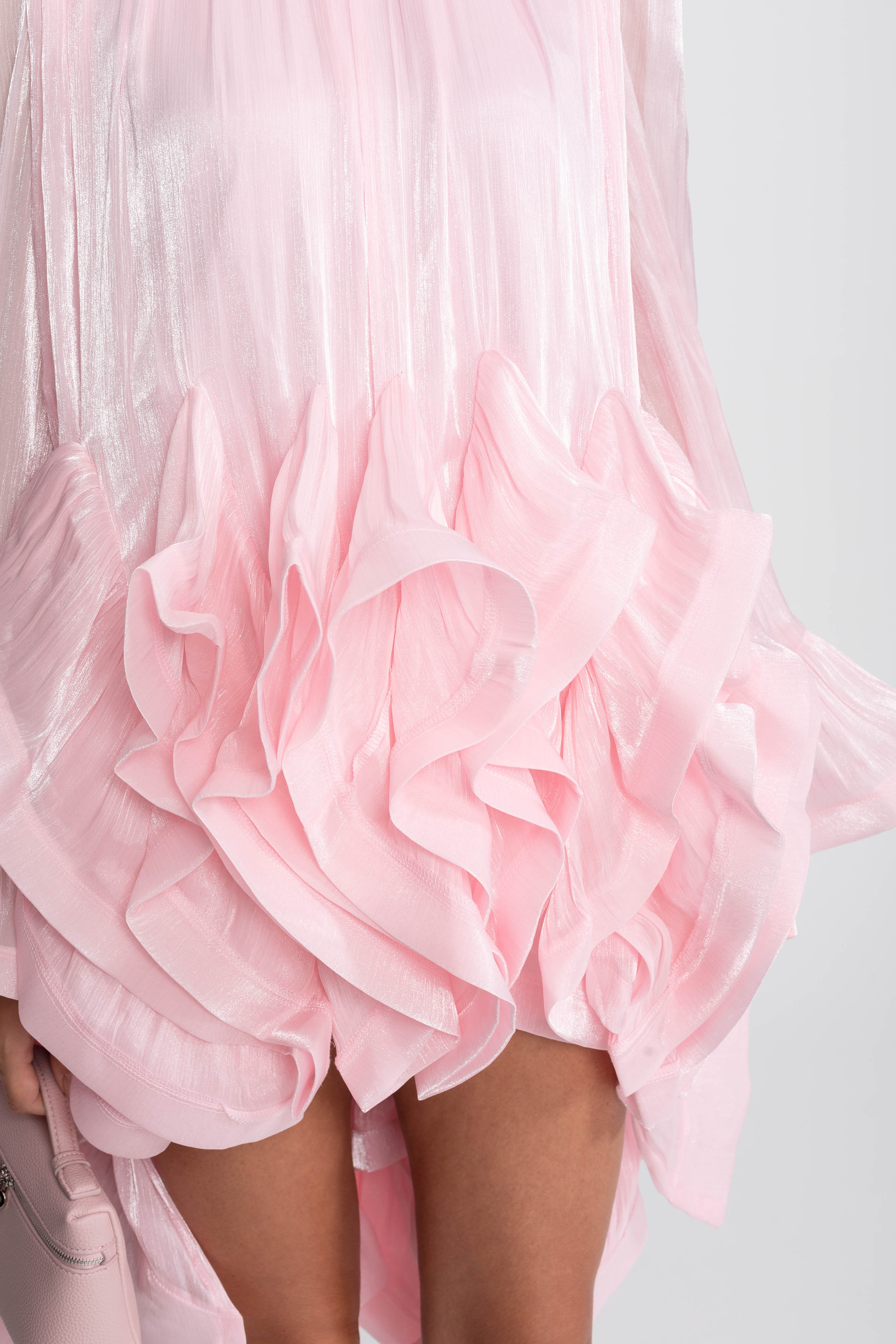 Asymmetrisches Mini-Kleid mit Rüschensaum und Satin-Finish - Pink 