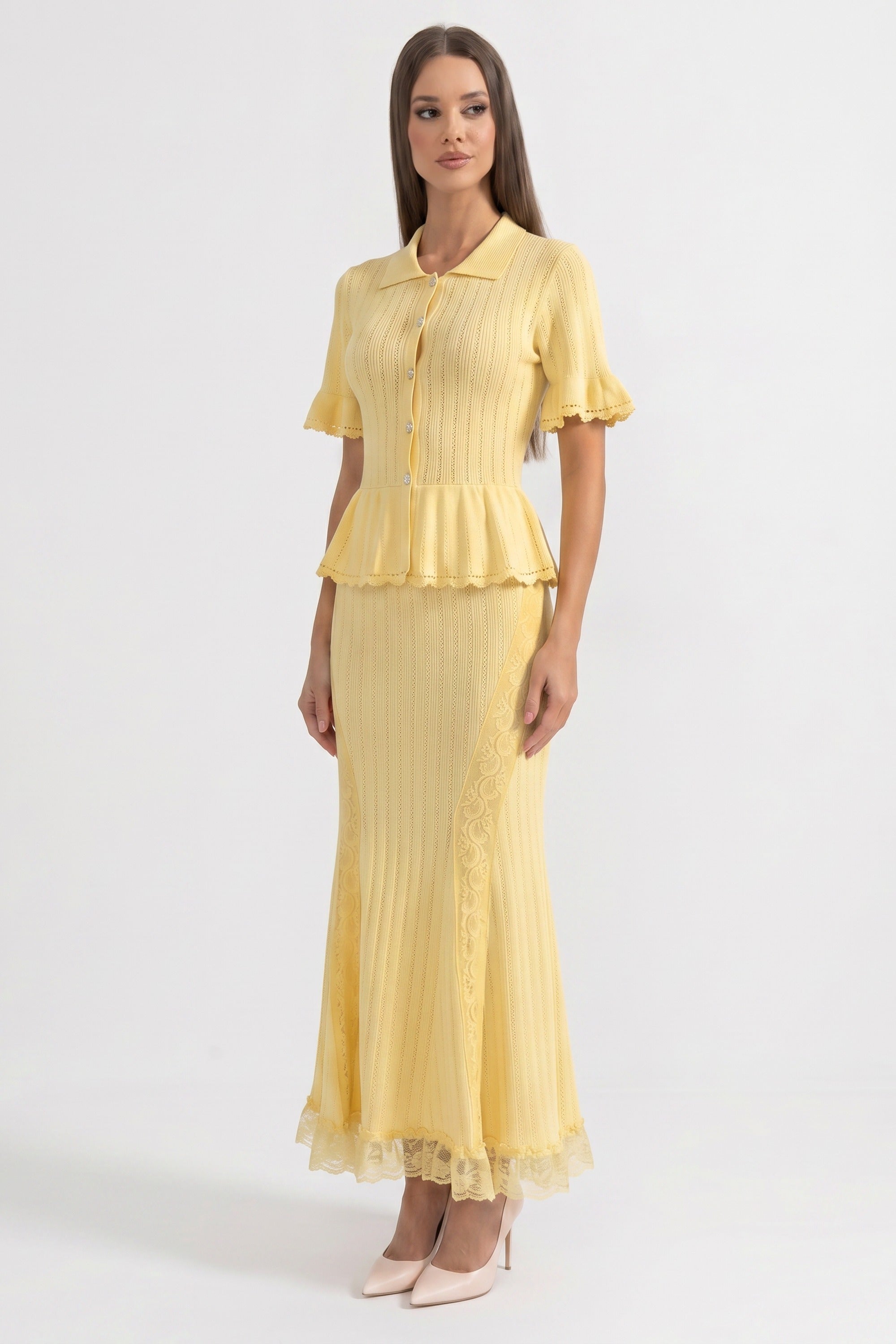 Maxikleid aus Strick mit Peter-Pan-Kragen, Peplum und Spitzenbesatz am Saum - Gelb 