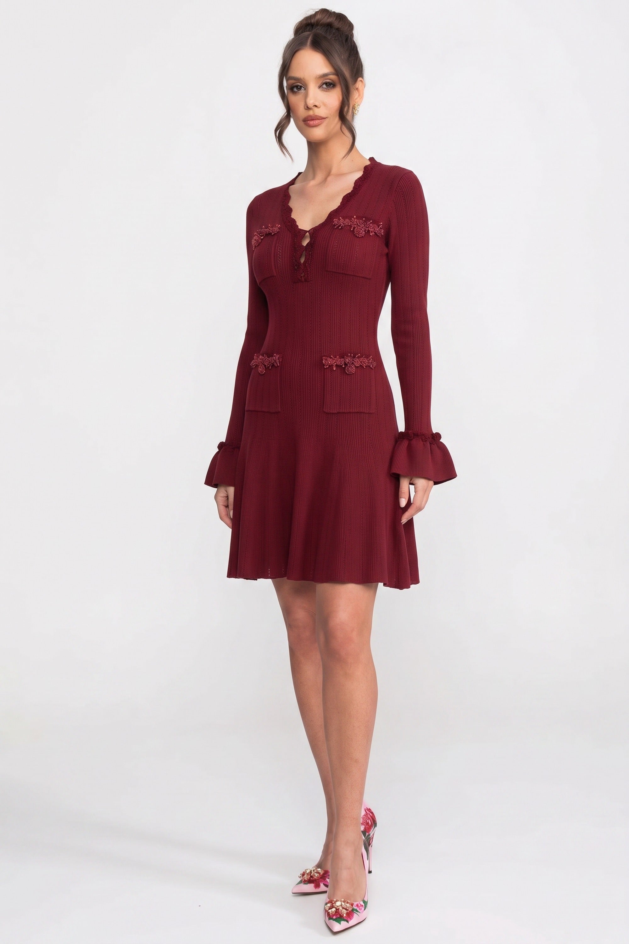 Langärmliges Strick-Midikleid mit V-Ausschnitt, Rüschensaum und Schleifenmanschetten - Burgunder 