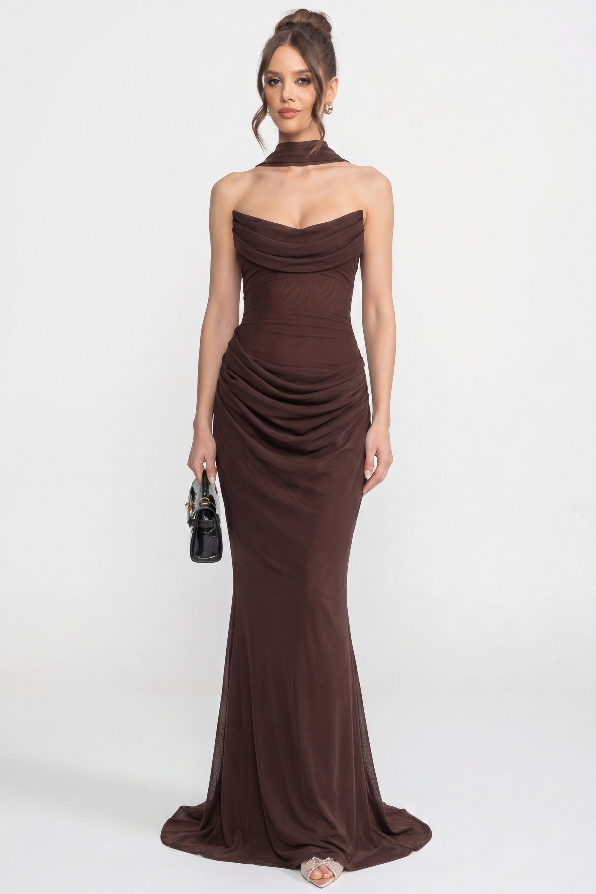 Trägerloses, drapiertes Maxi-Kleid mit Wasserfallausschnitt und transparentem Schal - Braun 