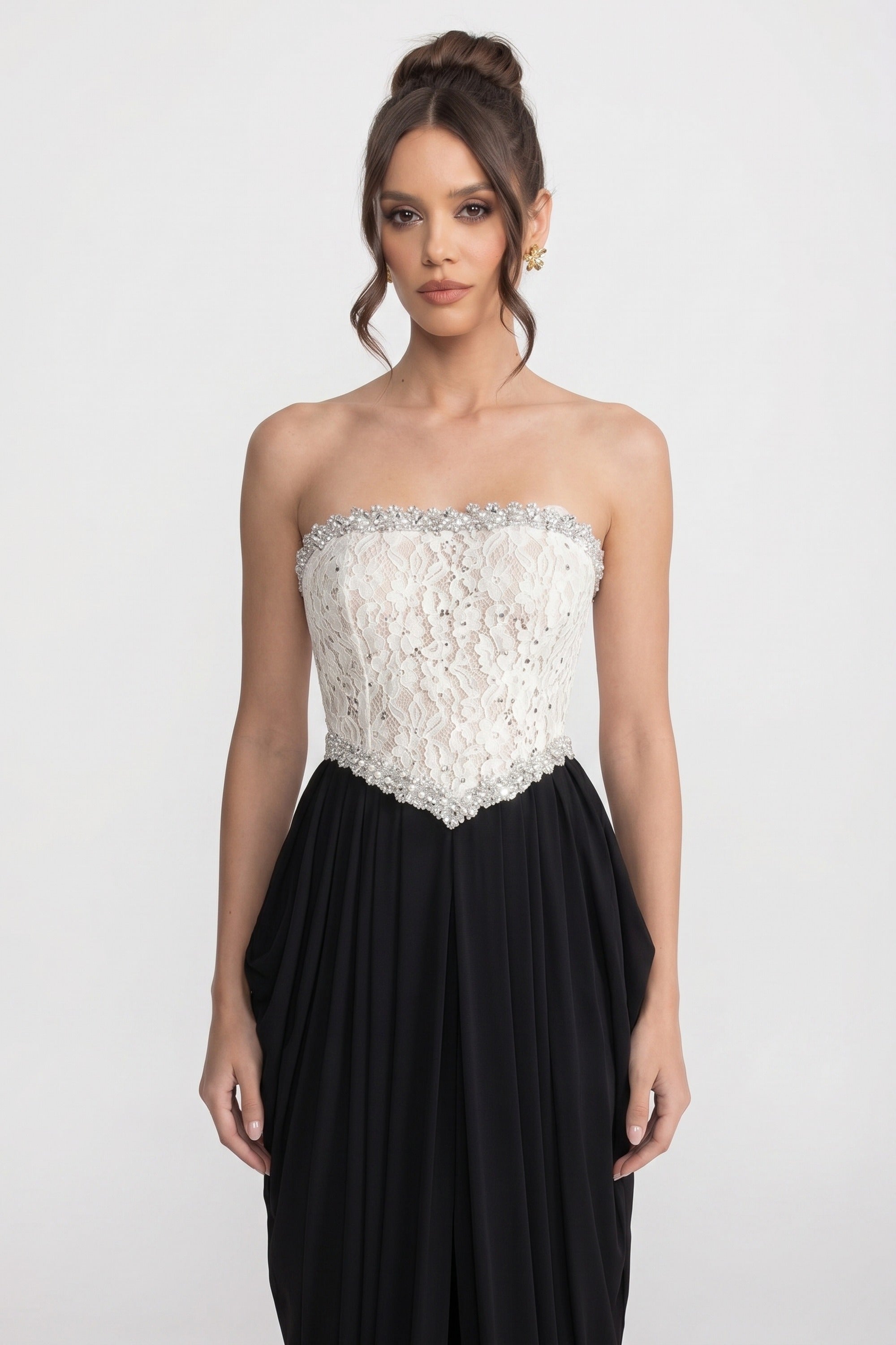 Schulterfreies Abendkleid mit 3D-Blumen-Korsett-Oberteil und drapierter schwarzer Rockpartie - Weiß+Schwarz 
