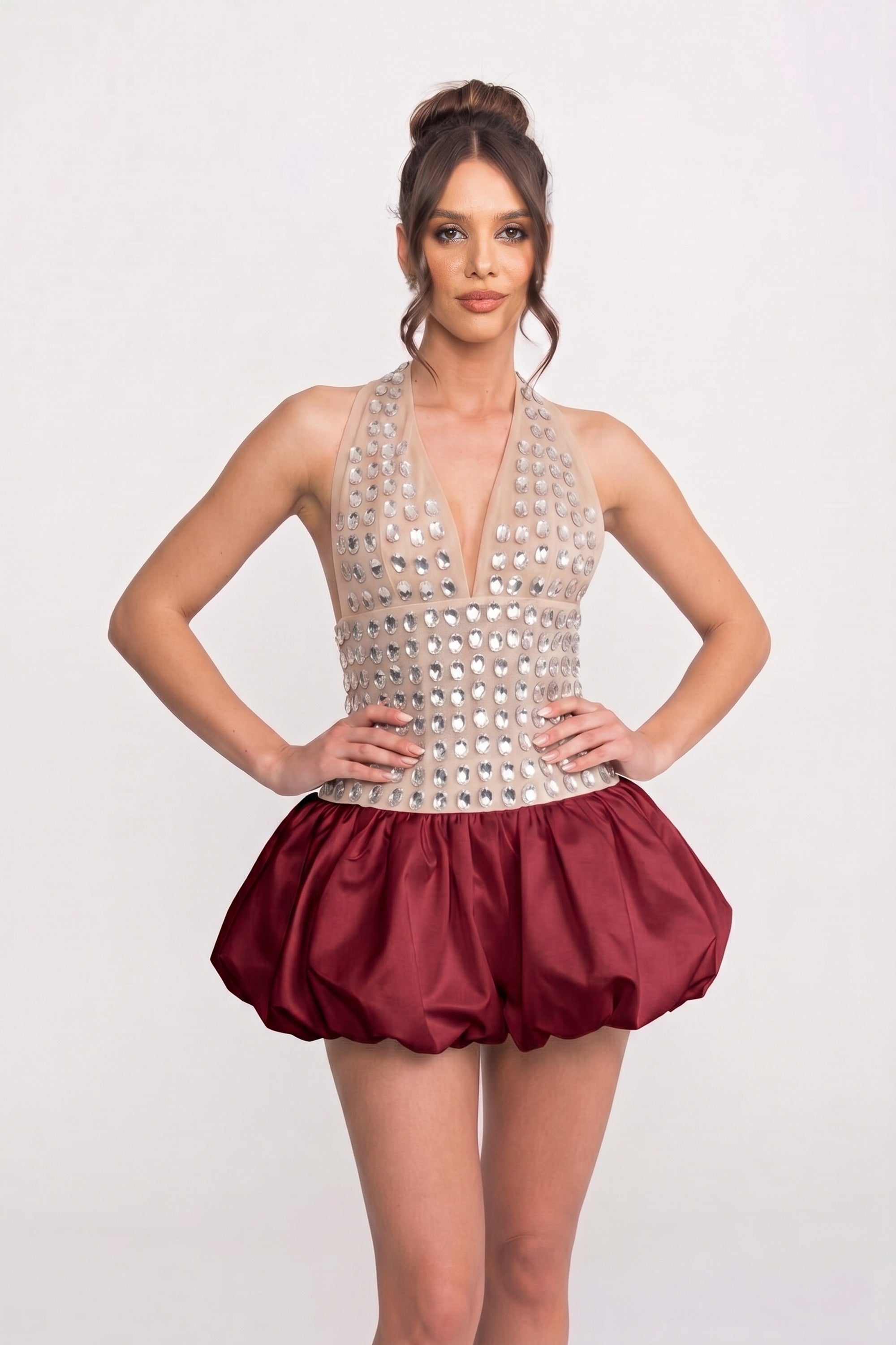 Mini-Kleid mit Neckholder und Blasenrock, verziert mit Kristallen – Rot 