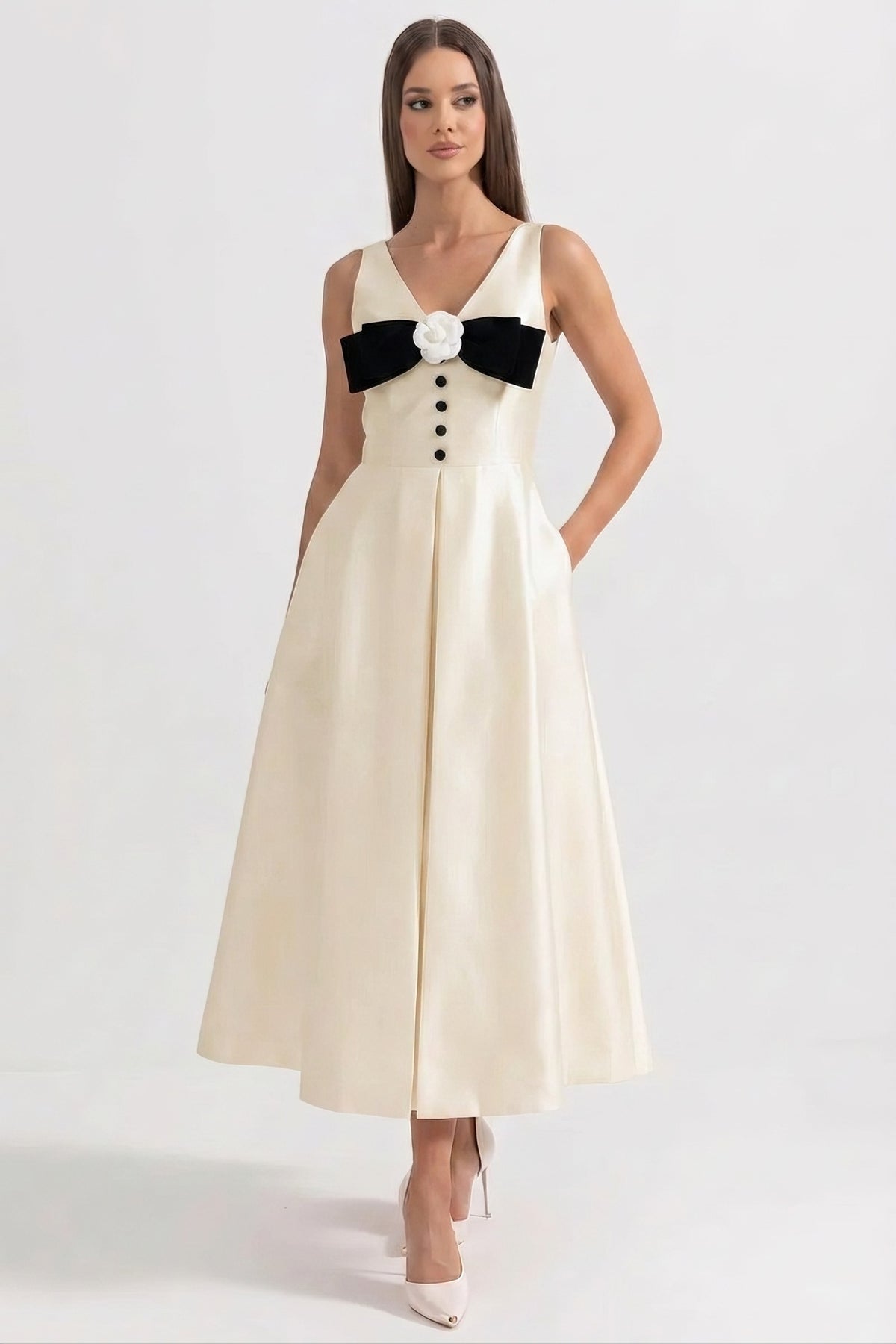 Halterneck-Maxikleid mit schwarzer Schleife am Brustbereich und Knopfleiste vorne - Weiß 