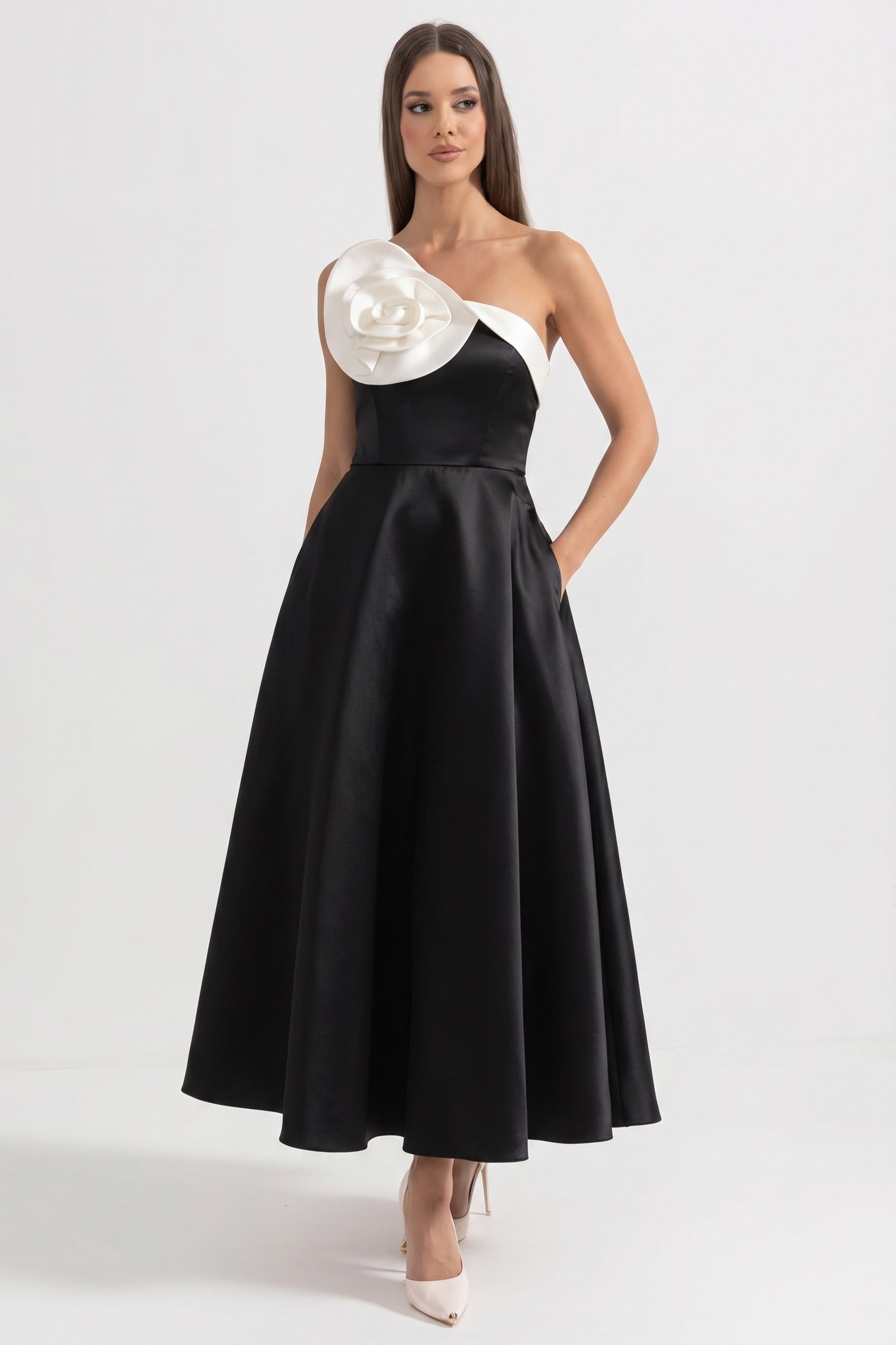 Ballkleid mit einer Schulterpartie, übergroßer 3D-Rose und vollem Rock – Schwarz 