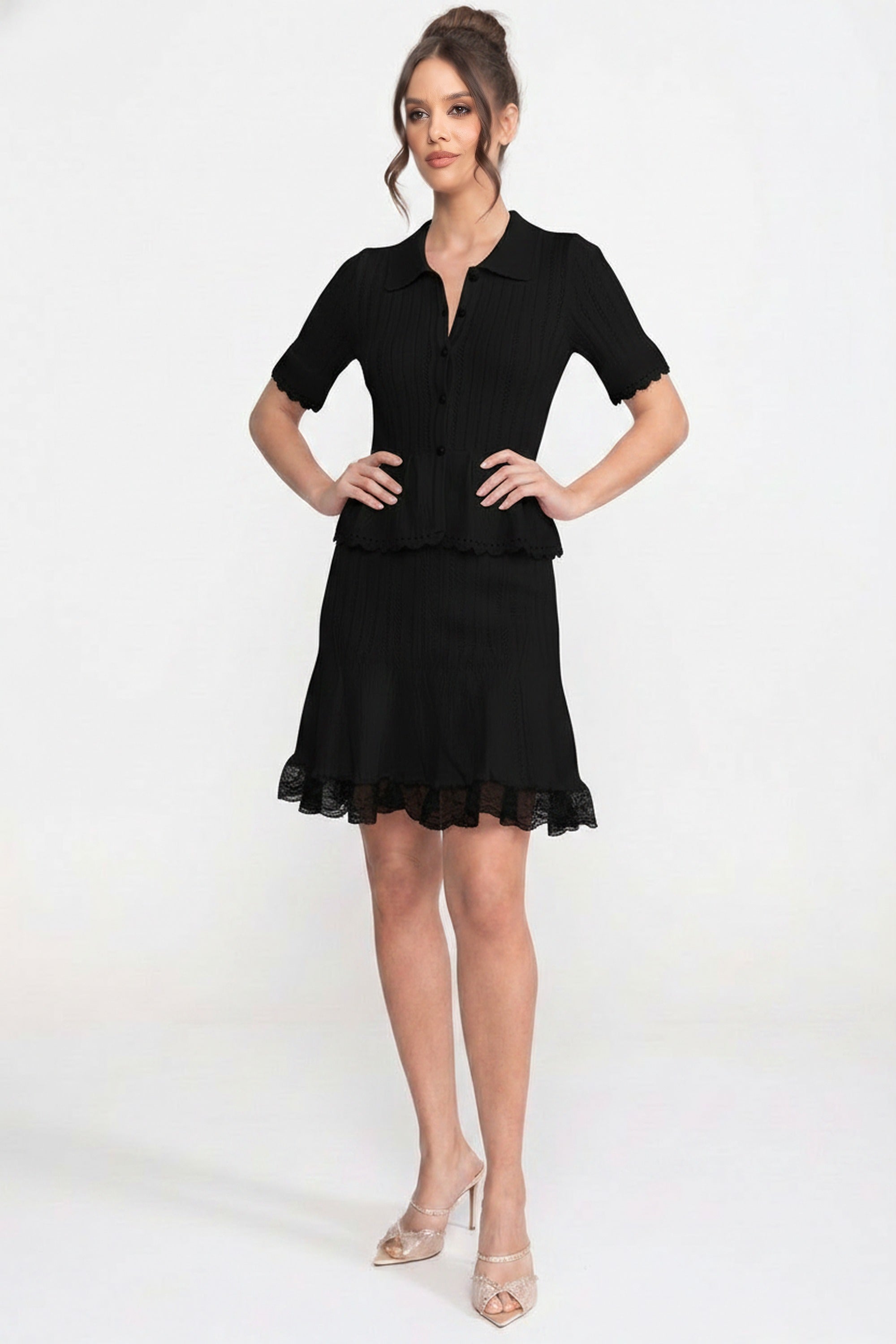 Strick-Minikleid mit Polokragen, Knopfleiste oben, Peplum-Taille und Spitzen-Saum - Schwarz 