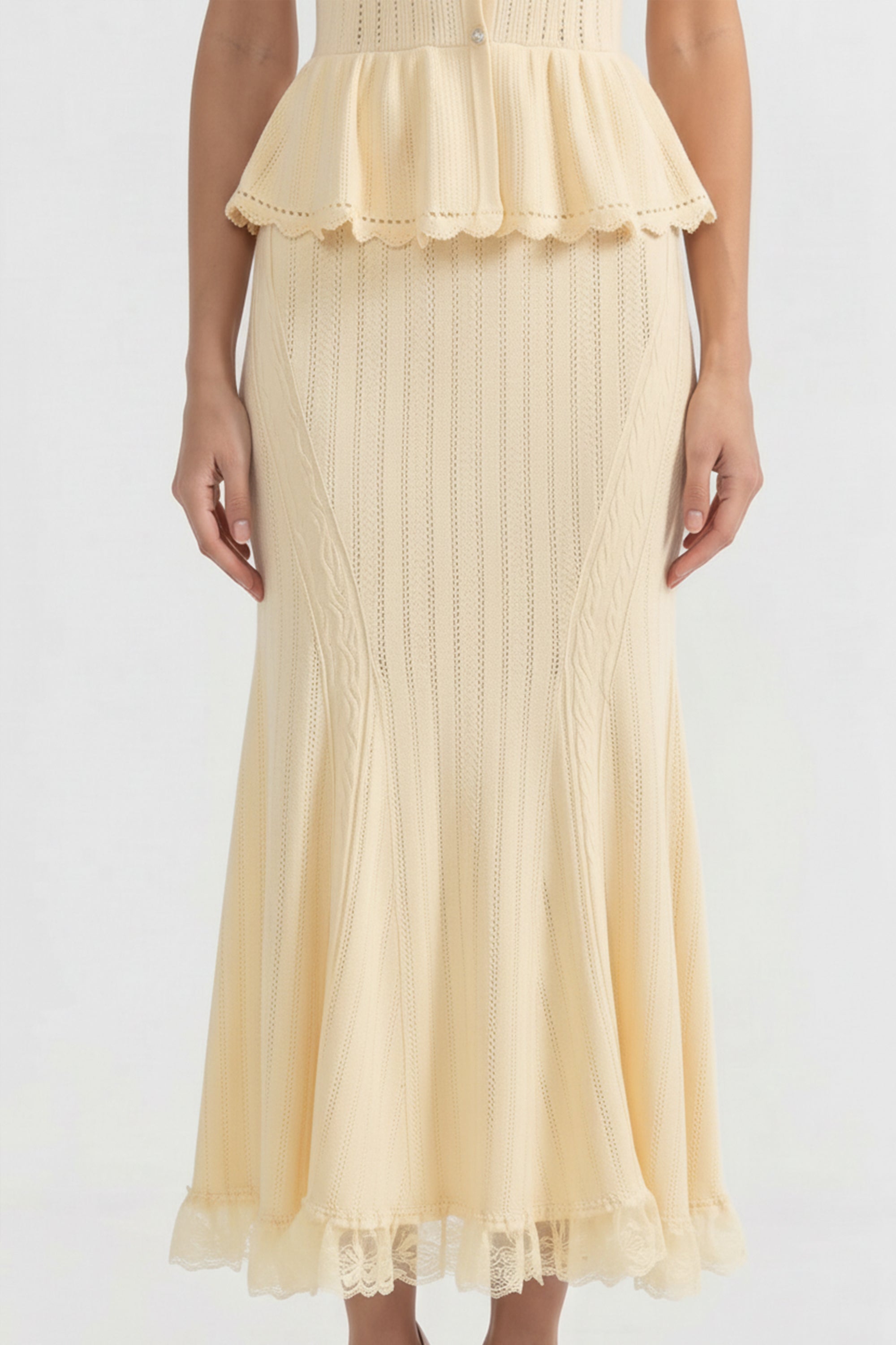 Maxikleid aus Strick mit Peter-Pan-Kragen, Peplum und Spitzenbesatz am Saum - Gelb 