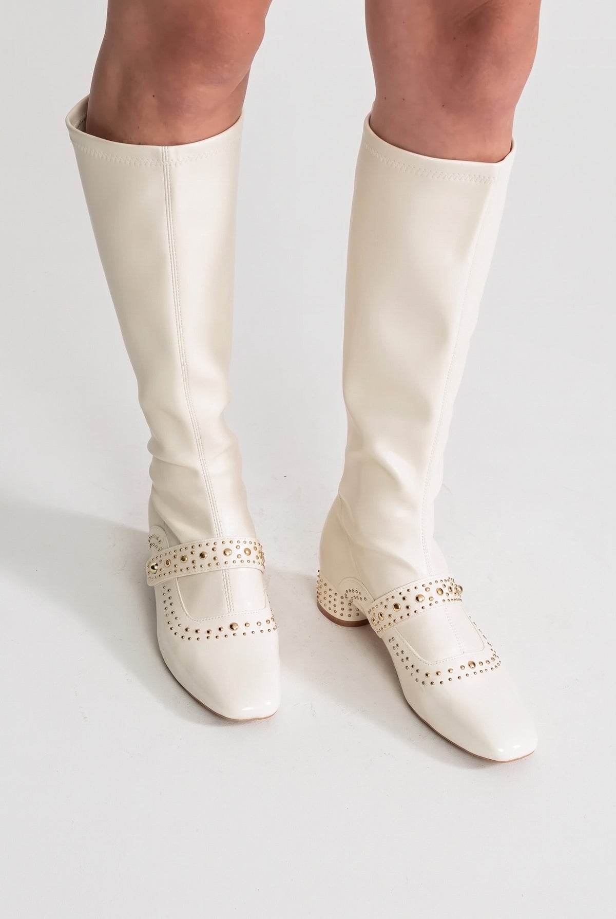 Kniehohe Stiefel mit Nieten und Riemchendetail – Ivoire 