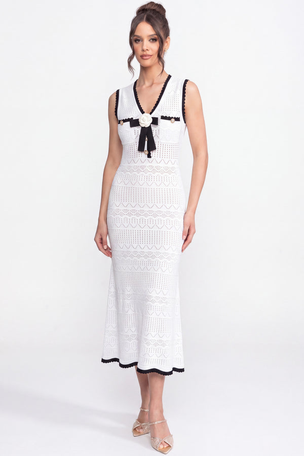 Midi-Strickkleid aus Häkelstrick mit schwarzer Einfassung und Schleife - Weiß 
