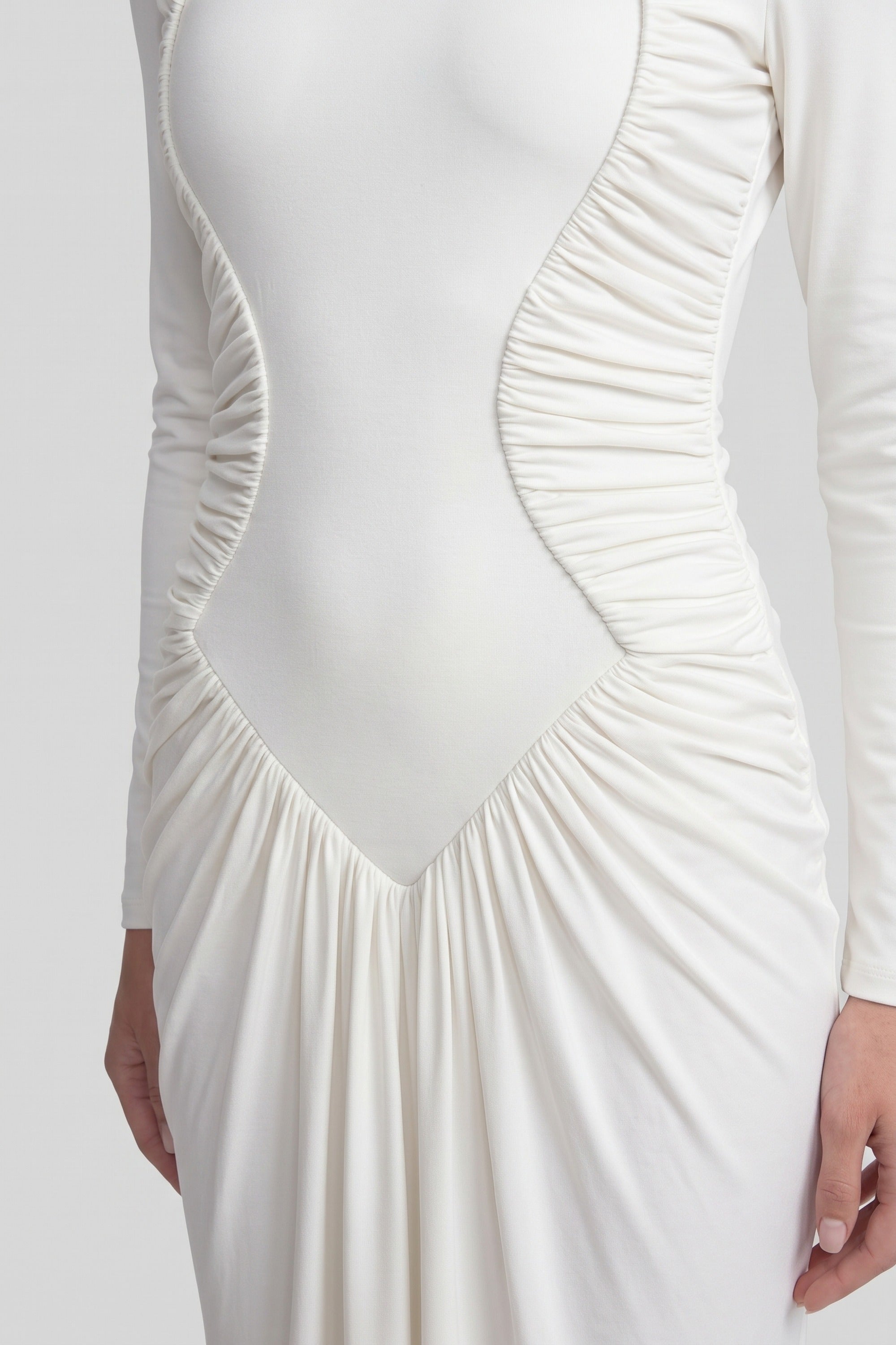 Hochgeschlossenes, langärmliges Mermaid-Abendkleid mit Raffungen und diagonaler Drapierung - Weiß 