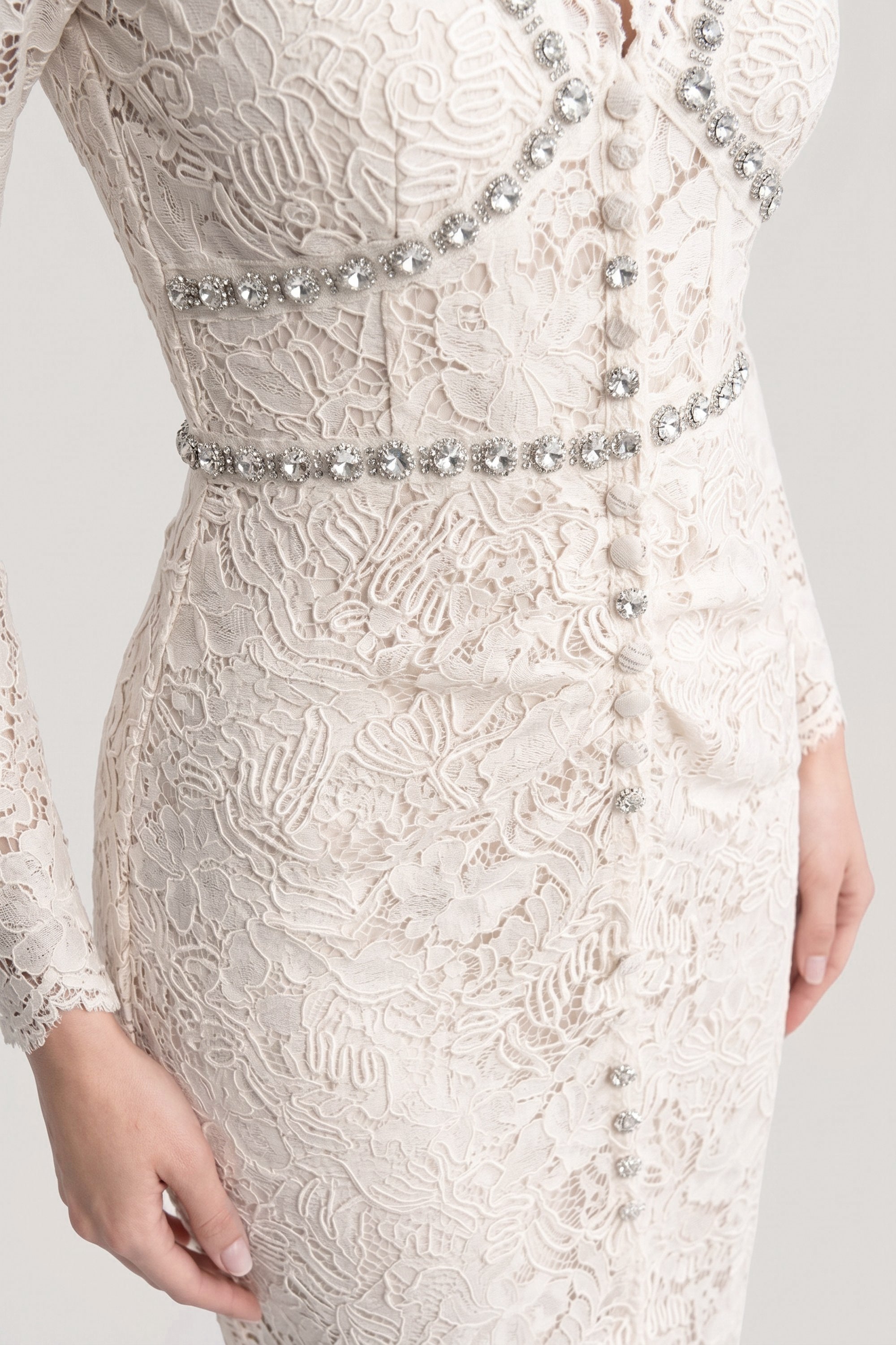 Spitzen-Midikleid mit Kristall-V-Ausschnitt und Drapierungsdetail vorne – Weiß 